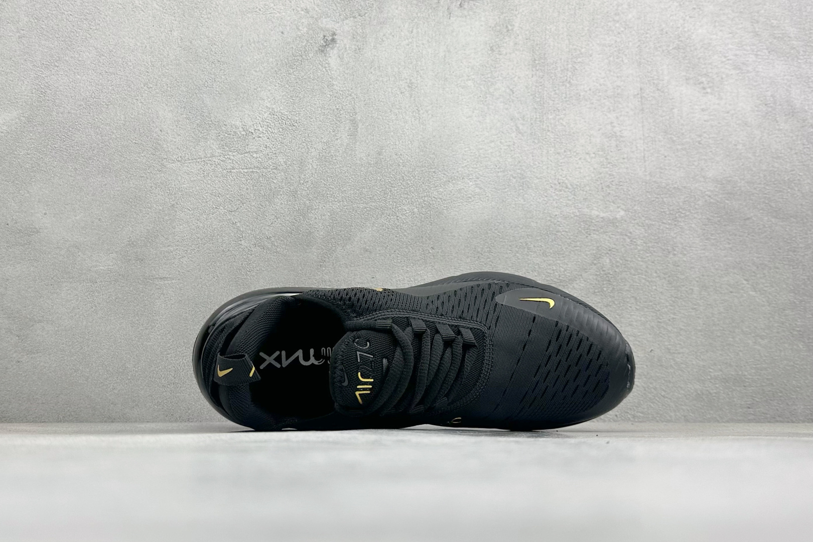 NIKE AIR MAX 270 FLYKNIT 混合科技 透气后掌半气垫慢跑鞋 兼具非凡优质外观和出色