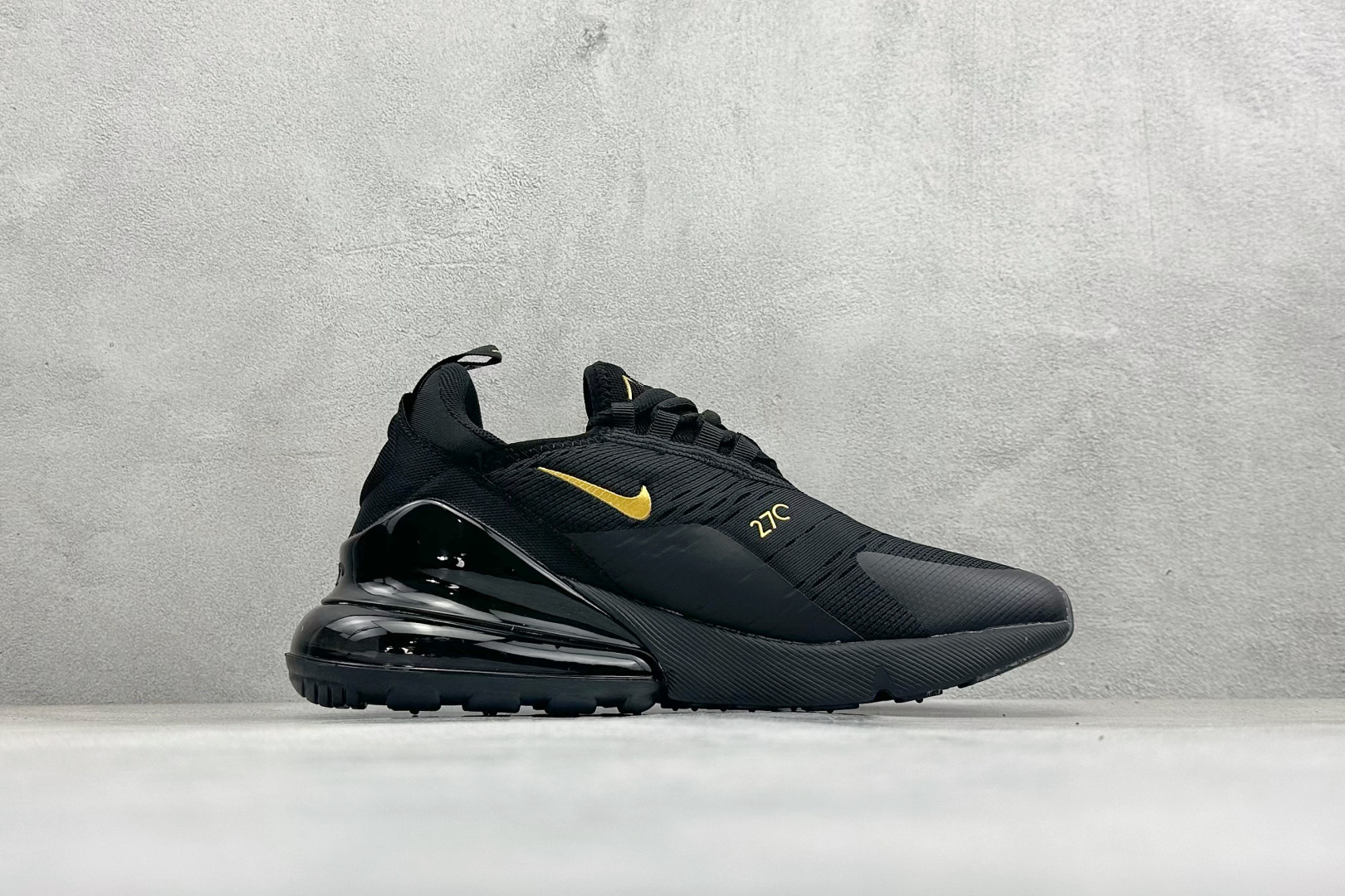 NIKE AIR MAX 270 FLYKNIT 混合科技 透气后掌半气垫慢跑鞋 兼具非凡优质外观和出色