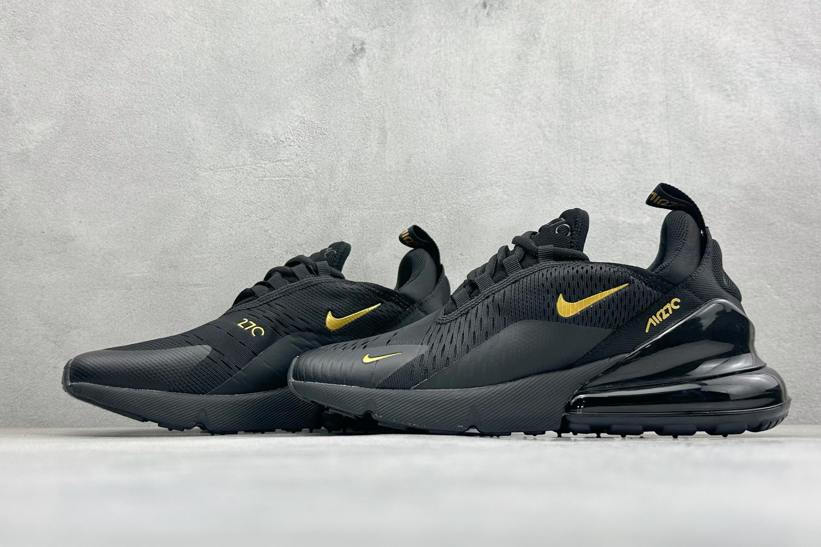 NIKE AIR MAX 270 FLYKNIT 混合科技 透气后掌半气垫慢跑鞋 兼具非凡优质外观和出色
