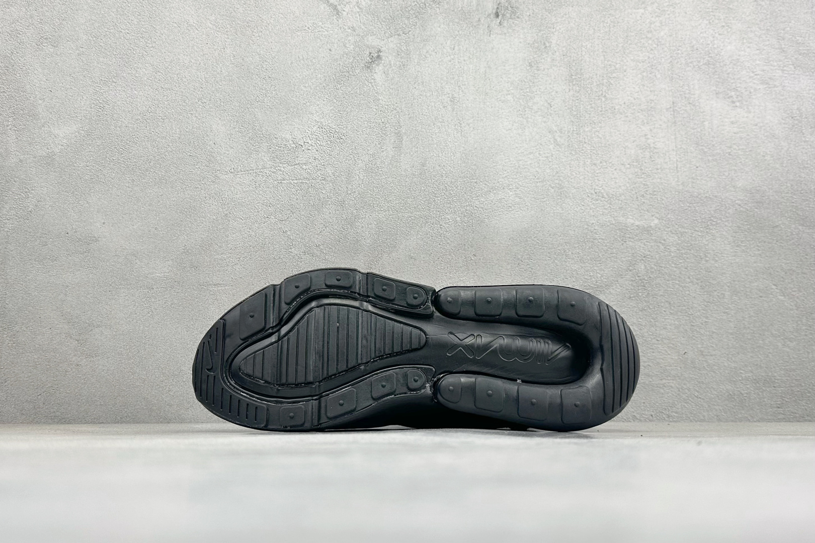 NIKE AIR MAX 270 FLYKNIT 混合科技 透气后掌半气垫慢跑鞋 兼具非凡优质外观和出色