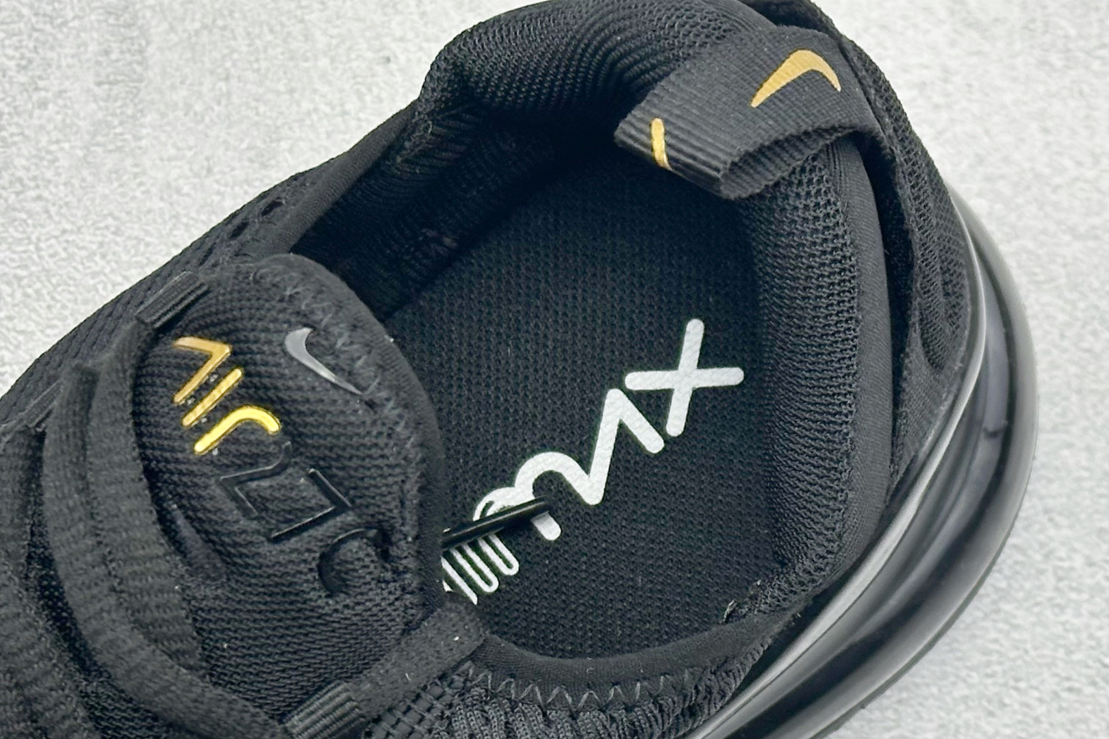 NIKE AIR MAX 270 FLYKNIT 混合科技 透气后掌半气垫慢跑鞋 兼具非凡优质外观和出色