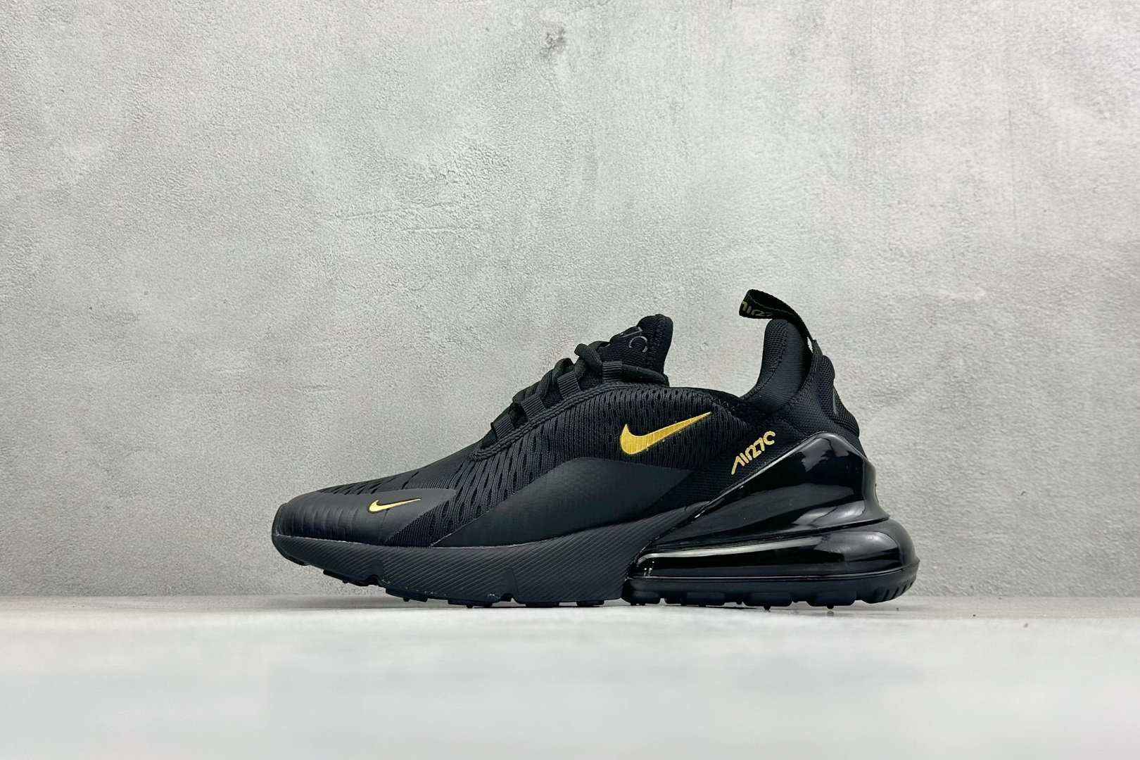 NIKE AIR MAX 270 FLYKNIT 混合科技 透气后掌半气垫慢跑鞋 兼具非凡优质外观和出色