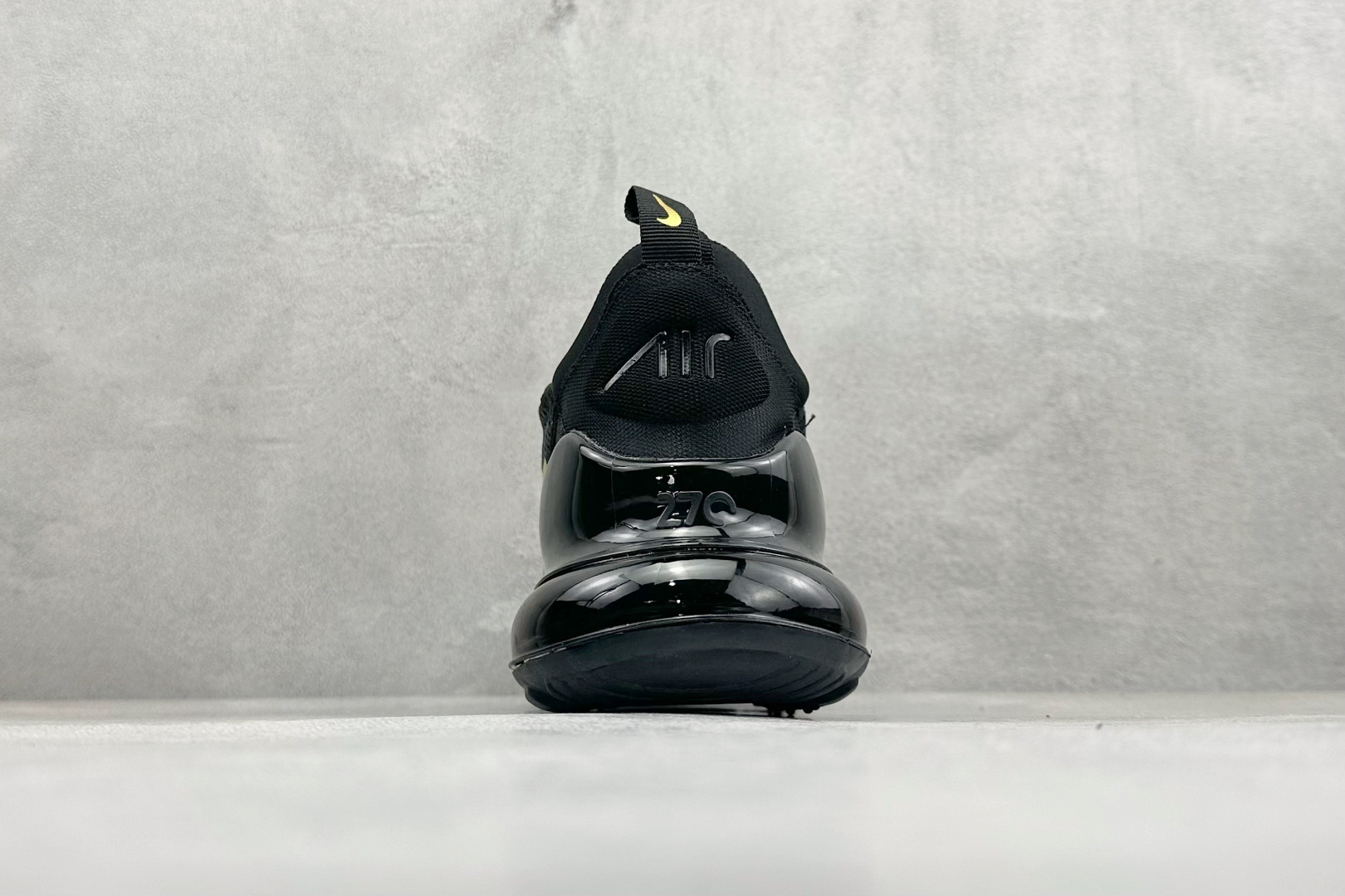 NIKE AIR MAX 270 FLYKNIT 混合科技 透气后掌半气垫慢跑鞋 兼具非凡优质外观和出色