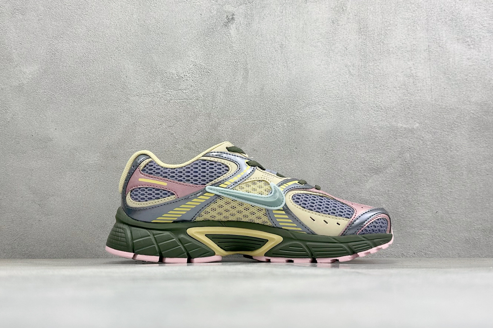 160 GS版 NK V5 RNR 舒适百搭跑步鞋 融合了复古与现代设计元素 IU3431-001-Chinese UA Cheap High Quatity Brand Clothes Bags handbags Sneakers wholesale wholesaler seller from China Factory suppliers Fashion Clothing Shoes best Quality Beautiful Price 160 GS版 NK V5 RNR 舒适百搭跑步鞋 融合了复古与现代设计元素 IU3431-001