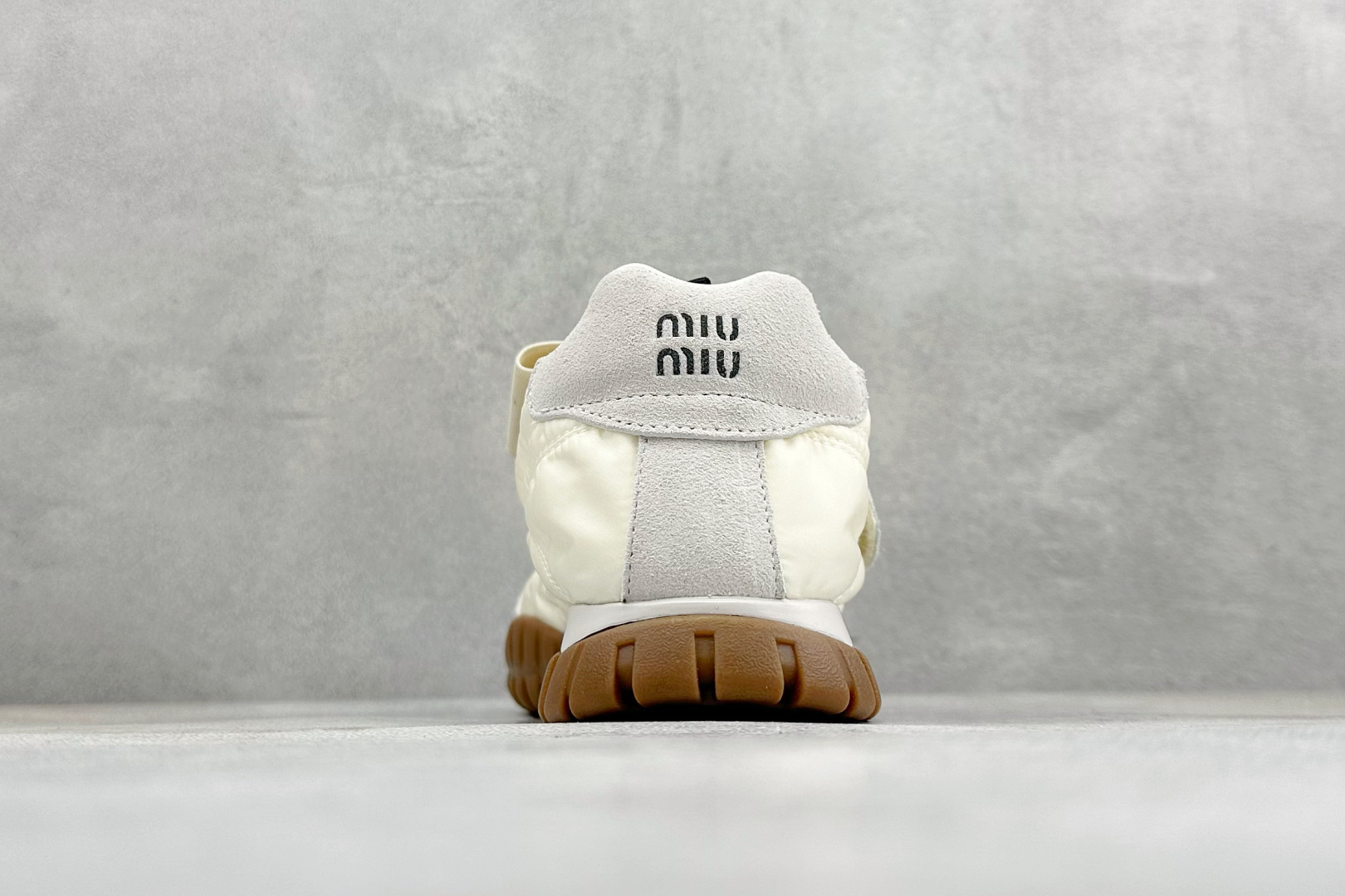 300 MiuMiu Plume 缪缪平底魔术贴薄底低帮生活休闲凉鞋