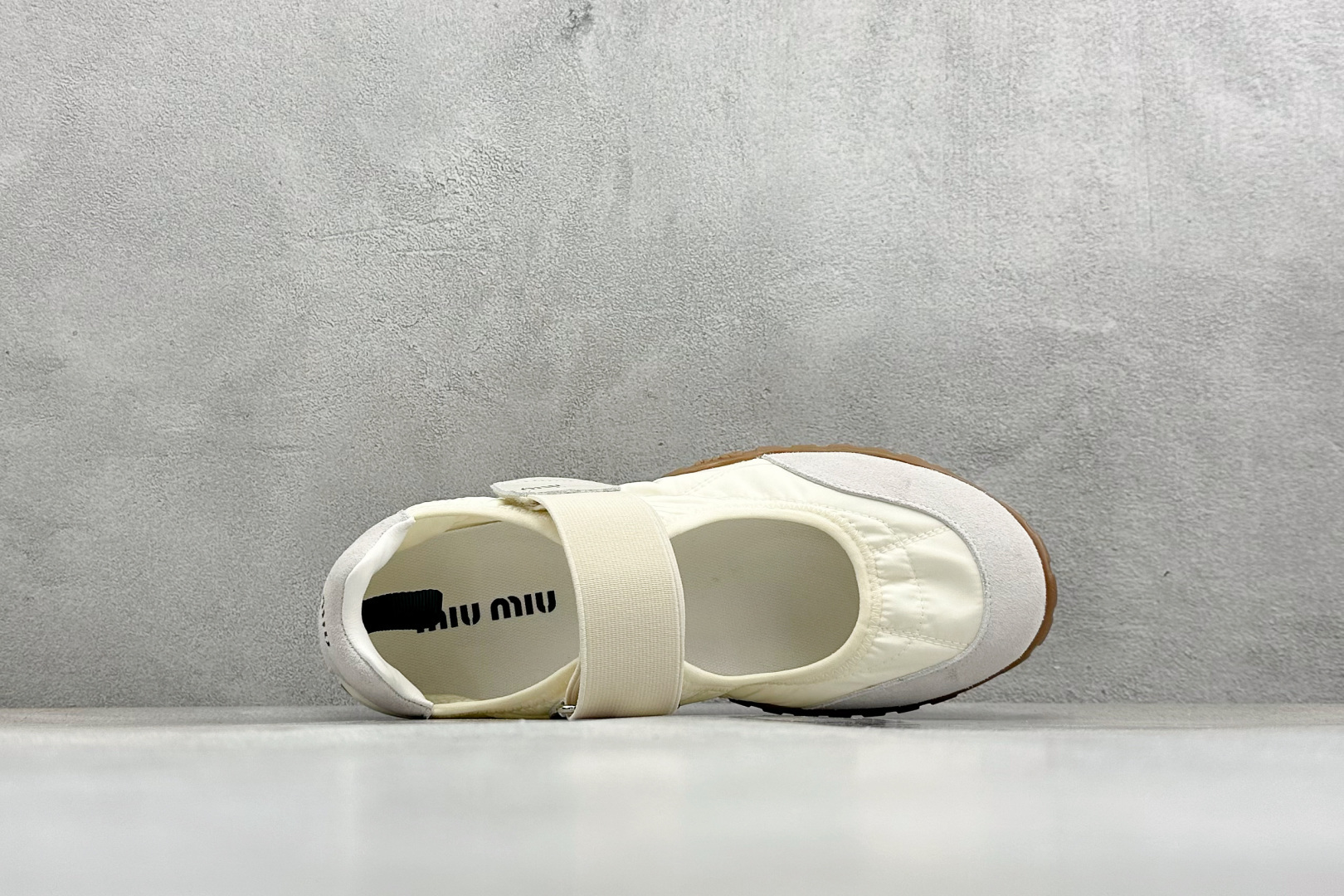 300 MiuMiu Plume 缪缪平底魔术贴薄底低帮生活休闲凉鞋