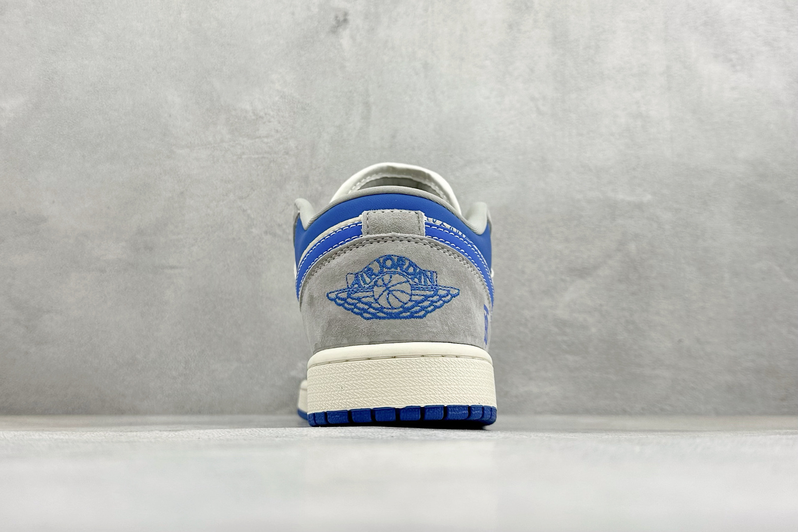 Travis Scott x AJ1 联名Burberry限定低帮板鞋 灰蓝撞色+经典TB老花满印 LD8888-016-Top High Quatity Cheap Sneakers Fashion Clothing Clothes Bags handbags Shoes of all Brand wholesale With The best Quality And Beautiful Price from China Factory Chinese suppliers wholesaler seller Travis Scott x AJ1 联名Burberry限定低帮板鞋 灰蓝撞色+经典TB老花满印 LD8888-016