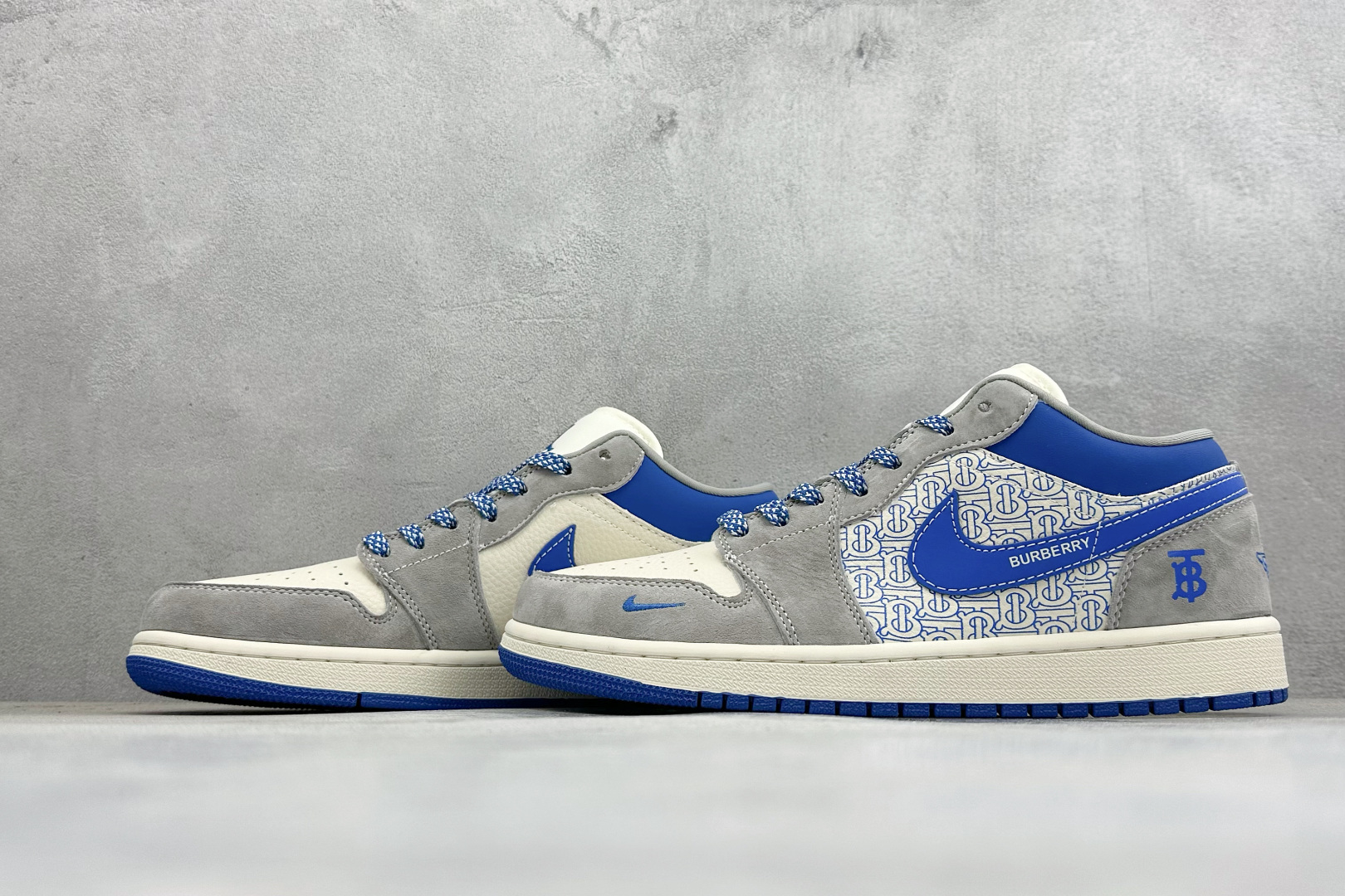 Travis Scott x AJ1 联名Burberry限定低帮板鞋 灰蓝撞色+经典TB老花满印 LD8888-016-Top High Quatity Cheap Sneakers Fashion Clothing Clothes Bags handbags Shoes of all Brand wholesale With The best Quality And Beautiful Price from China Factory Chinese suppliers wholesaler seller Travis Scott x AJ1 联名Burberry限定低帮板鞋 灰蓝撞色+经典TB老花满印 LD8888-016