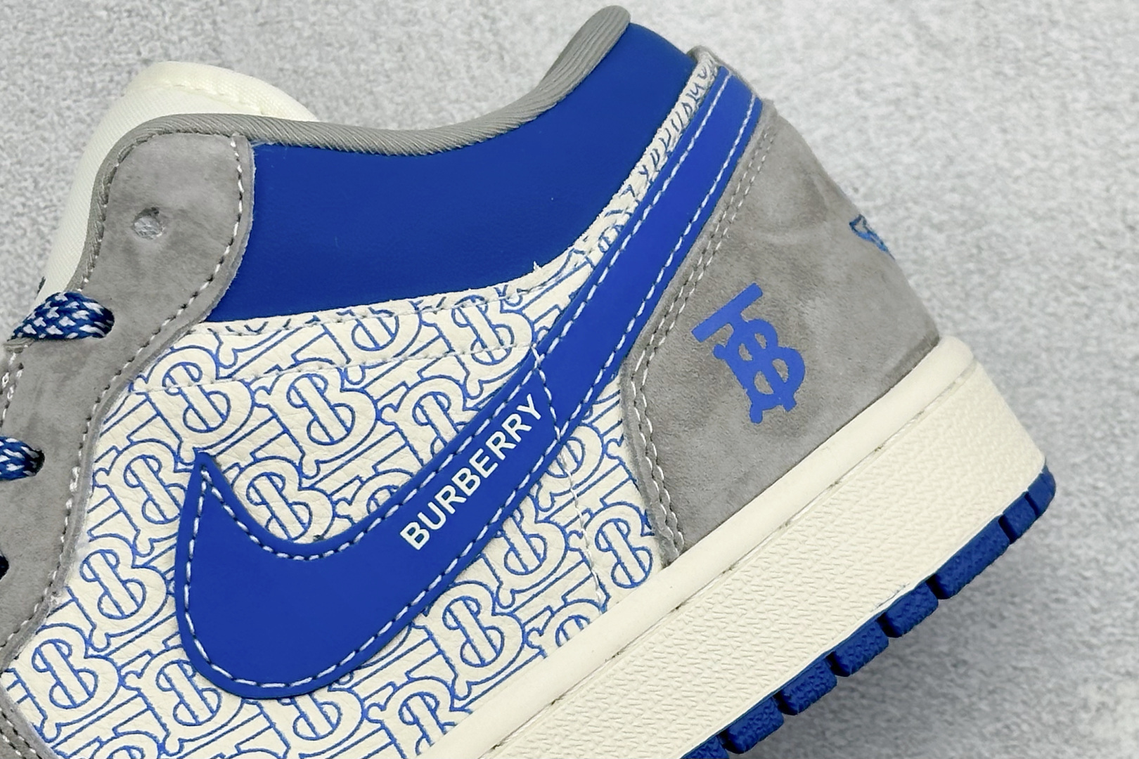 Travis Scott x AJ1 联名Burberry限定低帮板鞋 灰蓝撞色+经典TB老花满印 LD8888-016-Top High Quatity Cheap Sneakers Fashion Clothing Clothes Bags handbags Shoes of all Brand wholesale With The best Quality And Beautiful Price from China Factory Chinese suppliers wholesaler seller Travis Scott x AJ1 联名Burberry限定低帮板鞋 灰蓝撞色+经典TB老花满印 LD8888-016