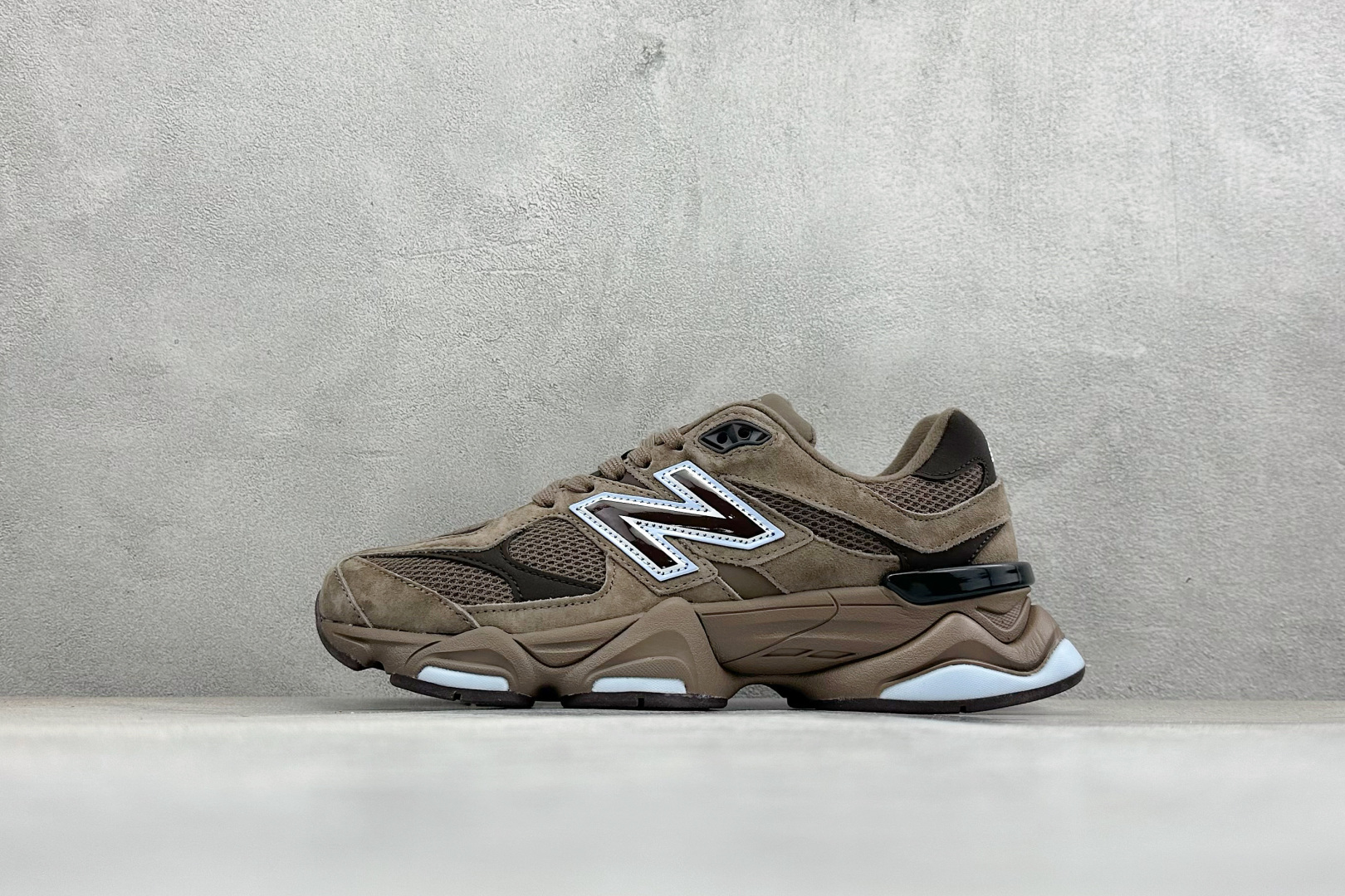 New Balance 9060系列 新百伦 复古休闲运动慢跑鞋 鞋面大身由空间双格及磨砂鞋面拼接而生 