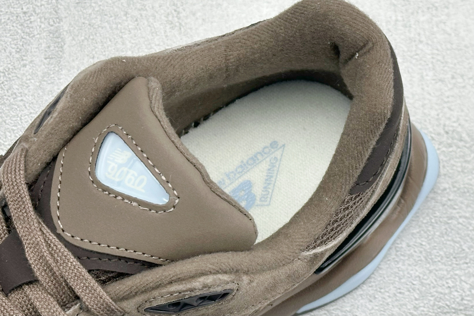 New Balance 9060系列 新百伦 复古休闲运动慢跑鞋 鞋面大身由空间双格及磨砂鞋面拼接而生 