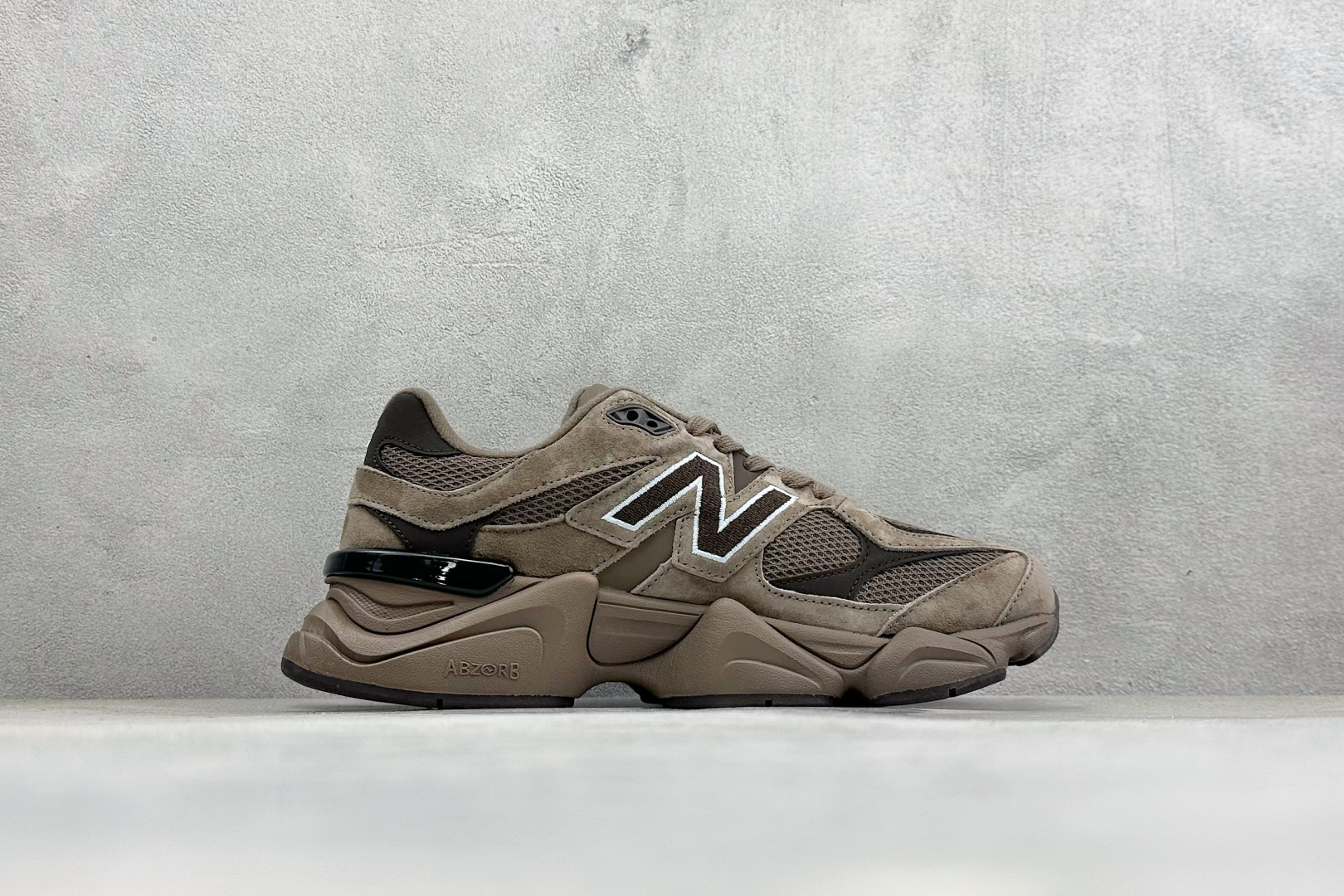 New Balance 9060系列 新百伦 复古休闲运动慢跑鞋 鞋面大身由空间双格及磨砂鞋面拼接而生 