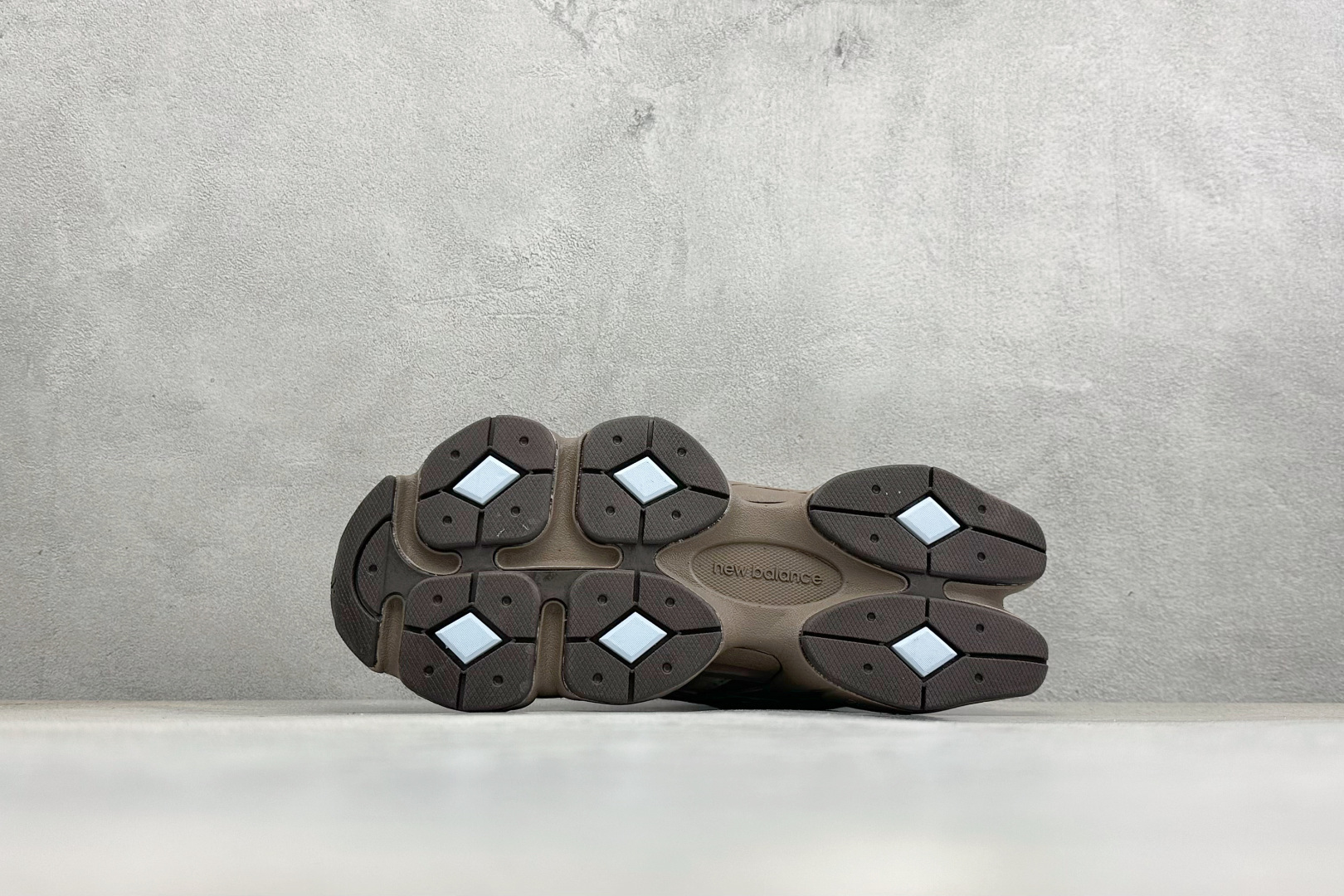 New Balance 9060系列 新百伦 复古休闲运动慢跑鞋 鞋面大身由空间双格及磨砂鞋面拼接而生 