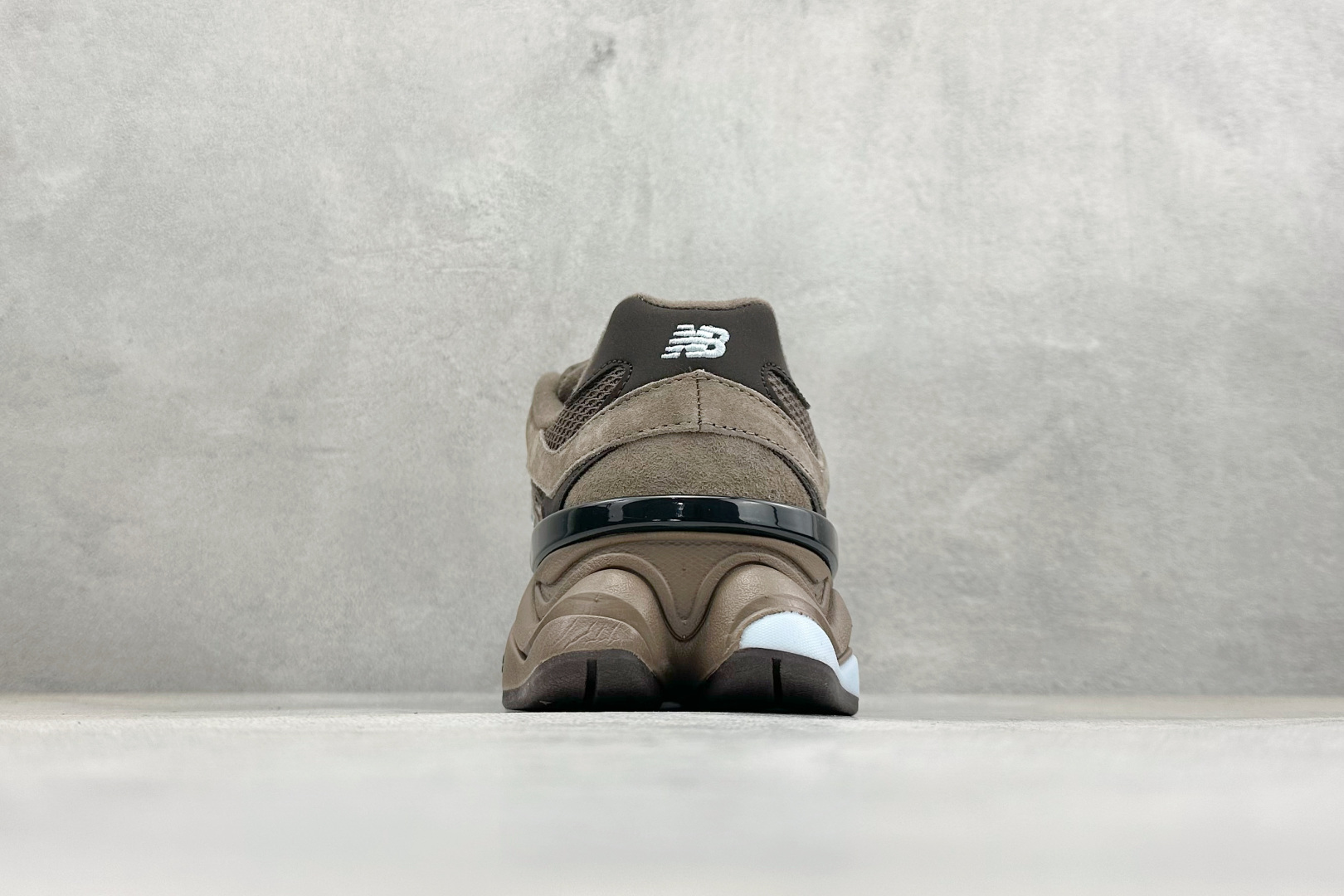New Balance 9060系列 新百伦 复古休闲运动慢跑鞋 鞋面大身由空间双格及磨砂鞋面拼接而生 