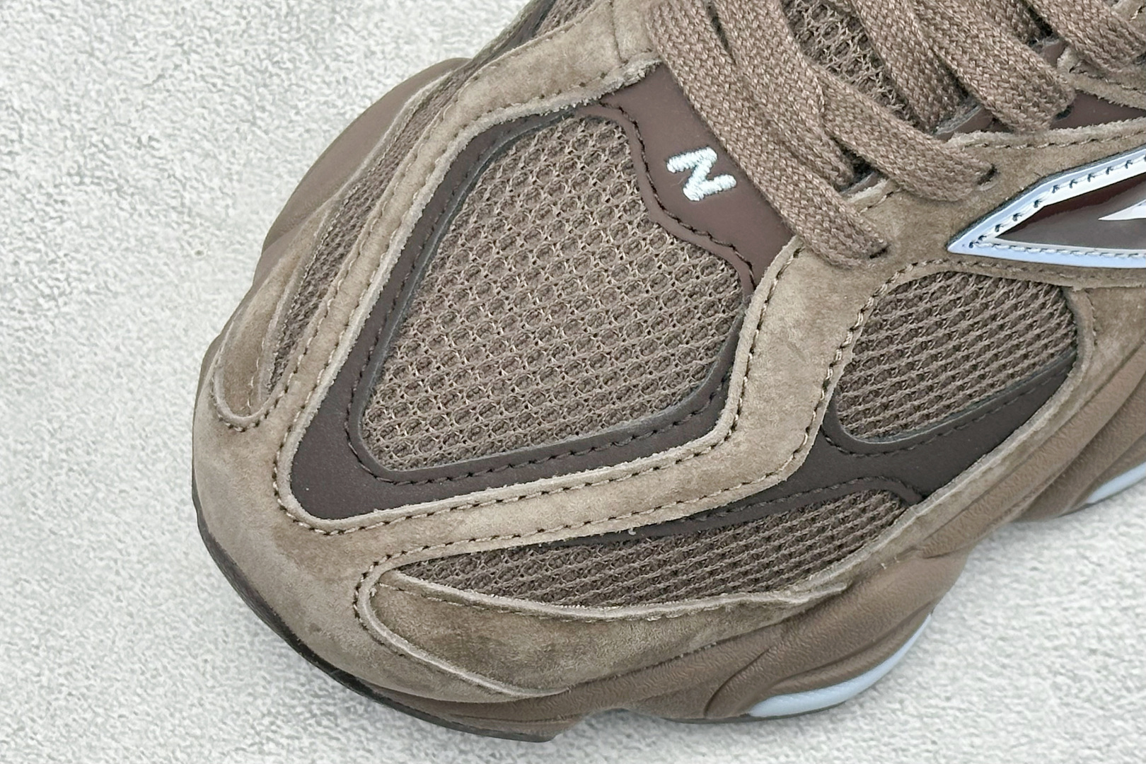 New Balance 9060系列 新百伦 复古休闲运动慢跑鞋 鞋面大身由空间双格及磨砂鞋面拼接而生 