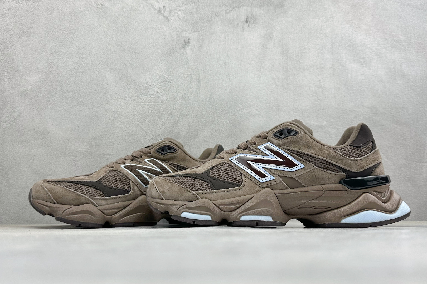 New Balance 9060系列 新百伦 复古休闲运动慢跑鞋 鞋面大身由空间双格及磨砂鞋面拼接而生 