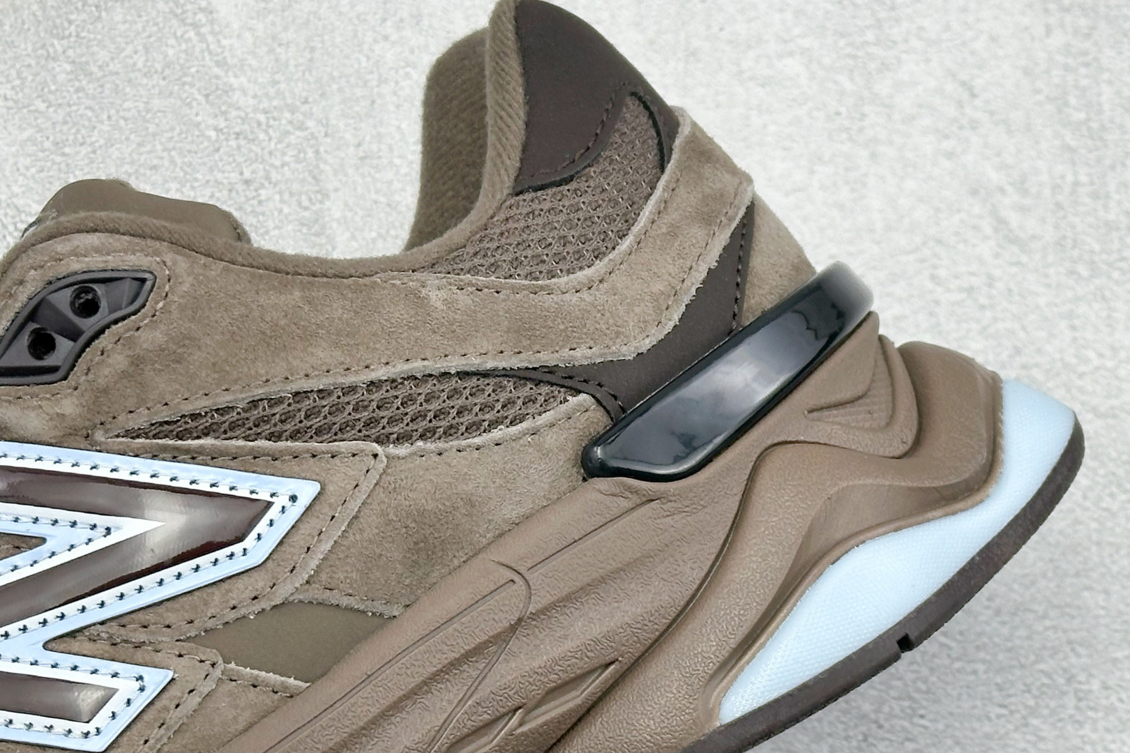 New Balance 9060系列 新百伦 复古休闲运动慢跑鞋 鞋面大身由空间双格及磨砂鞋面拼接而生 
