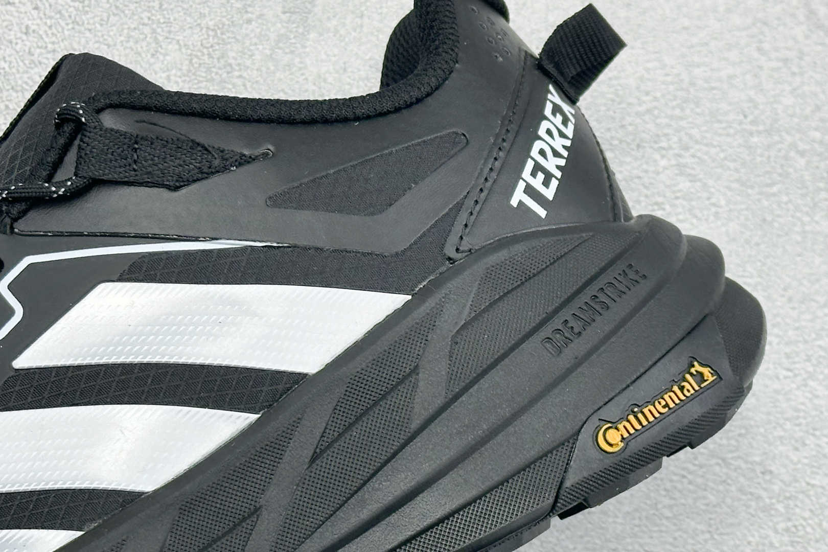 Adidas FREE HIKER LT 舒适贴合 防滑回弹 登山徒步跑鞋 货号：KK1885尺码：40