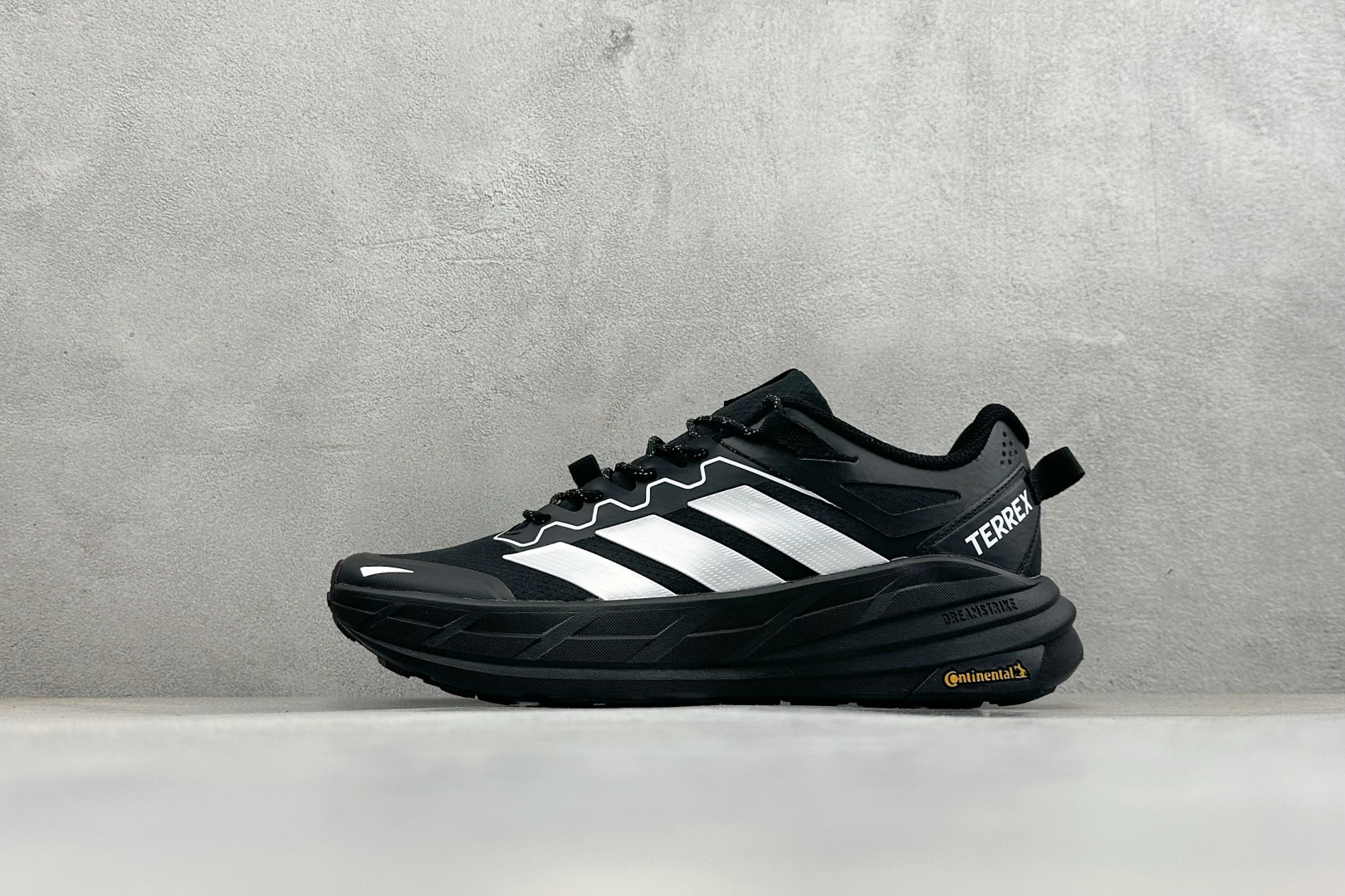 Adidas FREE HIKER LT 舒适贴合 防滑回弹 登山徒步跑鞋 货号：KK1885尺码：40