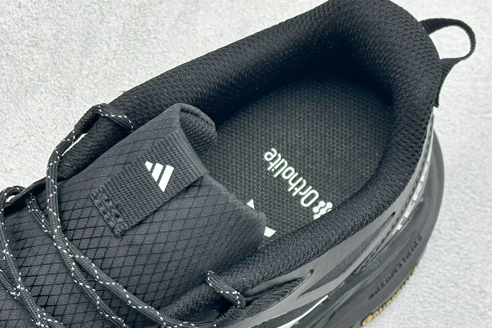Adidas FREE HIKER LT 舒适贴合 防滑回弹 登山徒步跑鞋 货号：KK1885尺码：40