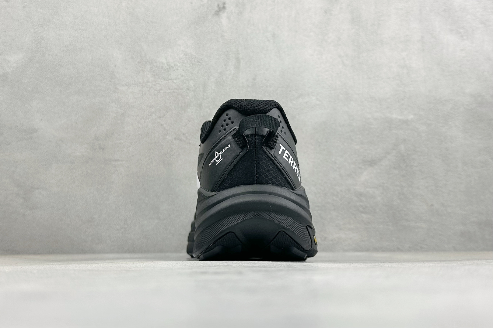 Adidas FREE HIKER LT 舒适贴合 防滑回弹 登山徒步跑鞋 货号：KK1885尺码：40