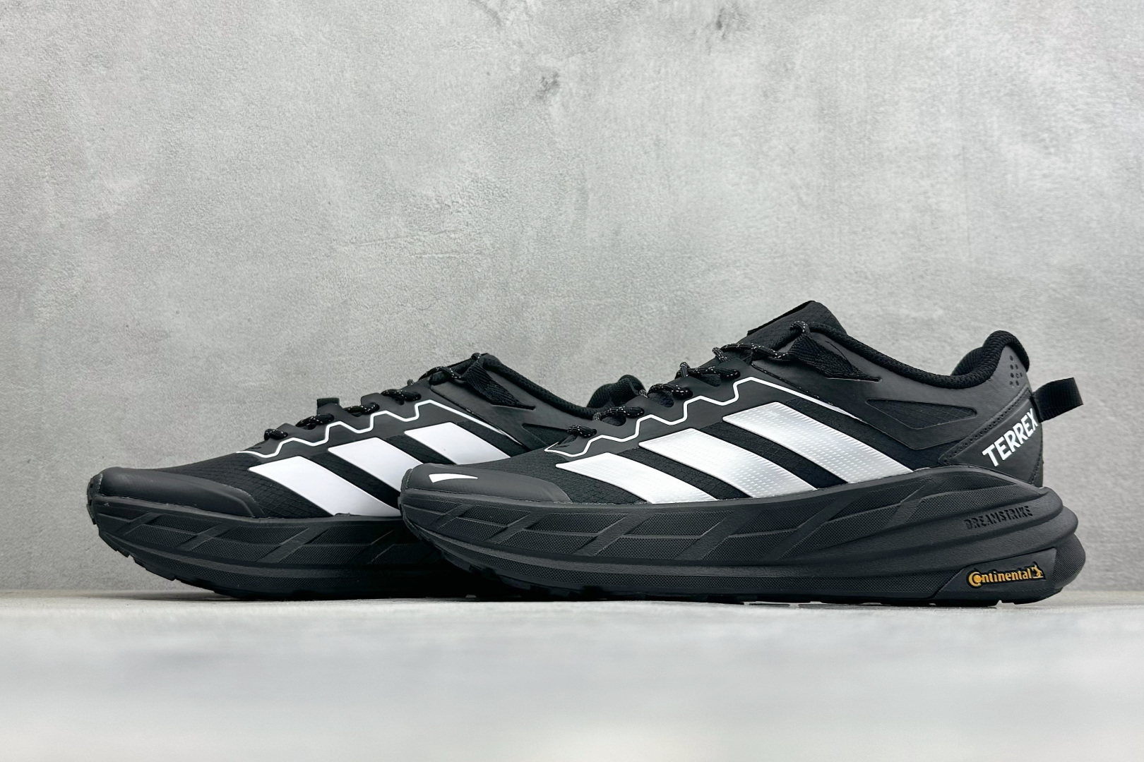 Adidas FREE HIKER LT 舒适贴合 防滑回弹 登山徒步跑鞋 货号：KK1885尺码：40