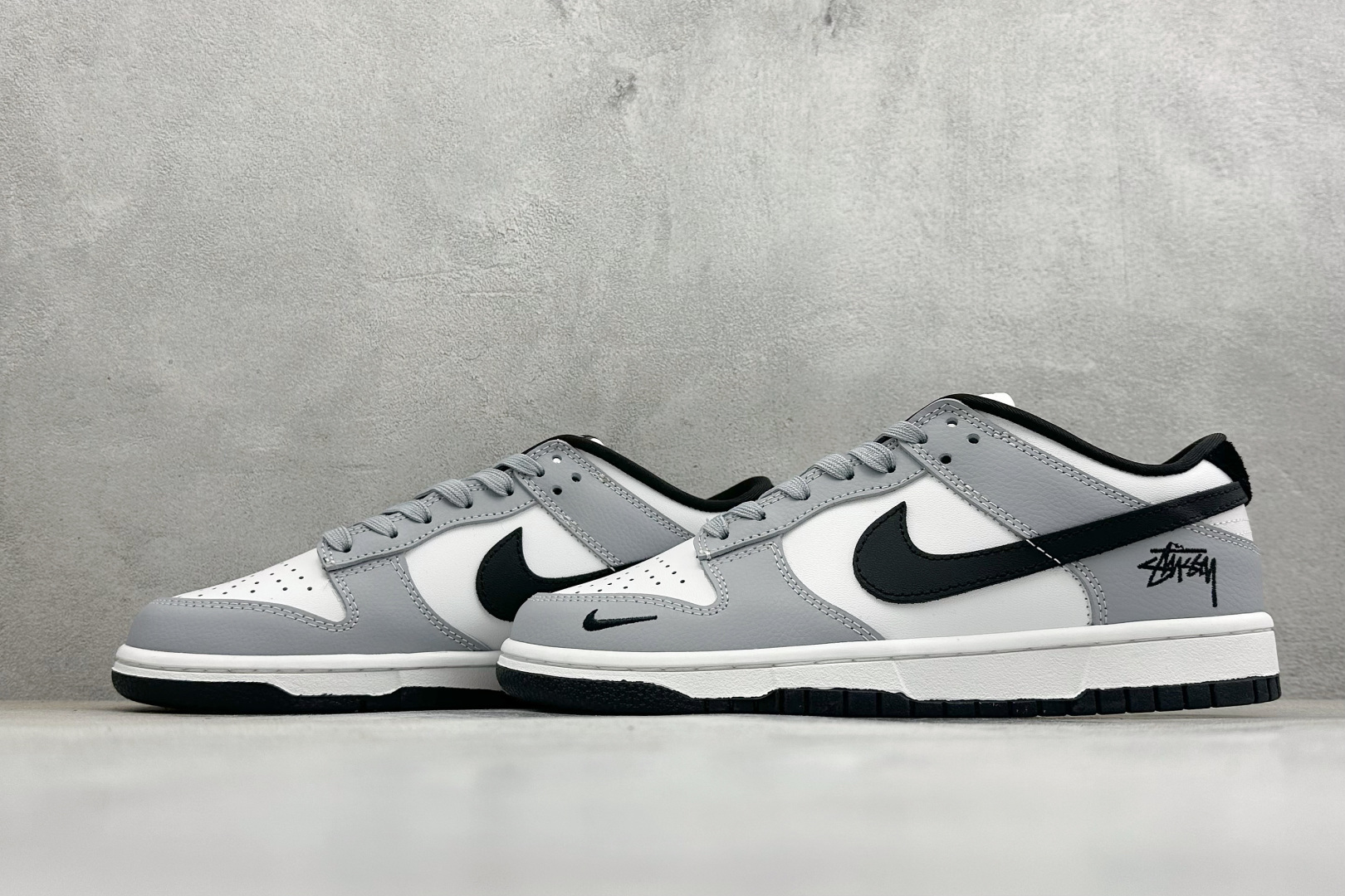 海外高端定制限量发售！Stüssy x Nike Dunk Low 联名款「烟灰熊猫」重磅登场！把街头基