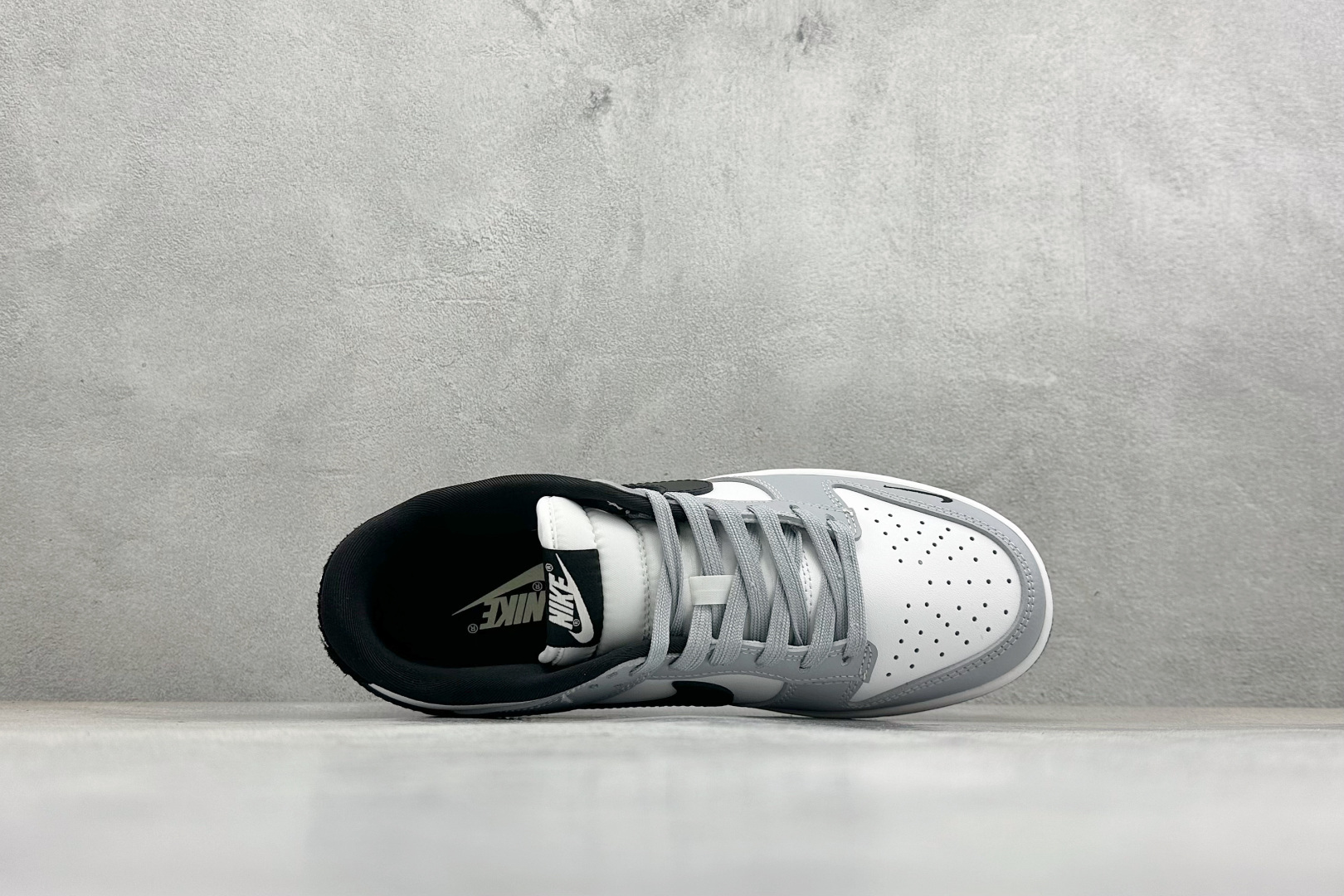 海外高端定制限量发售！Stüssy x Nike Dunk Low 联名款「烟灰熊猫」重磅登场！把街头基