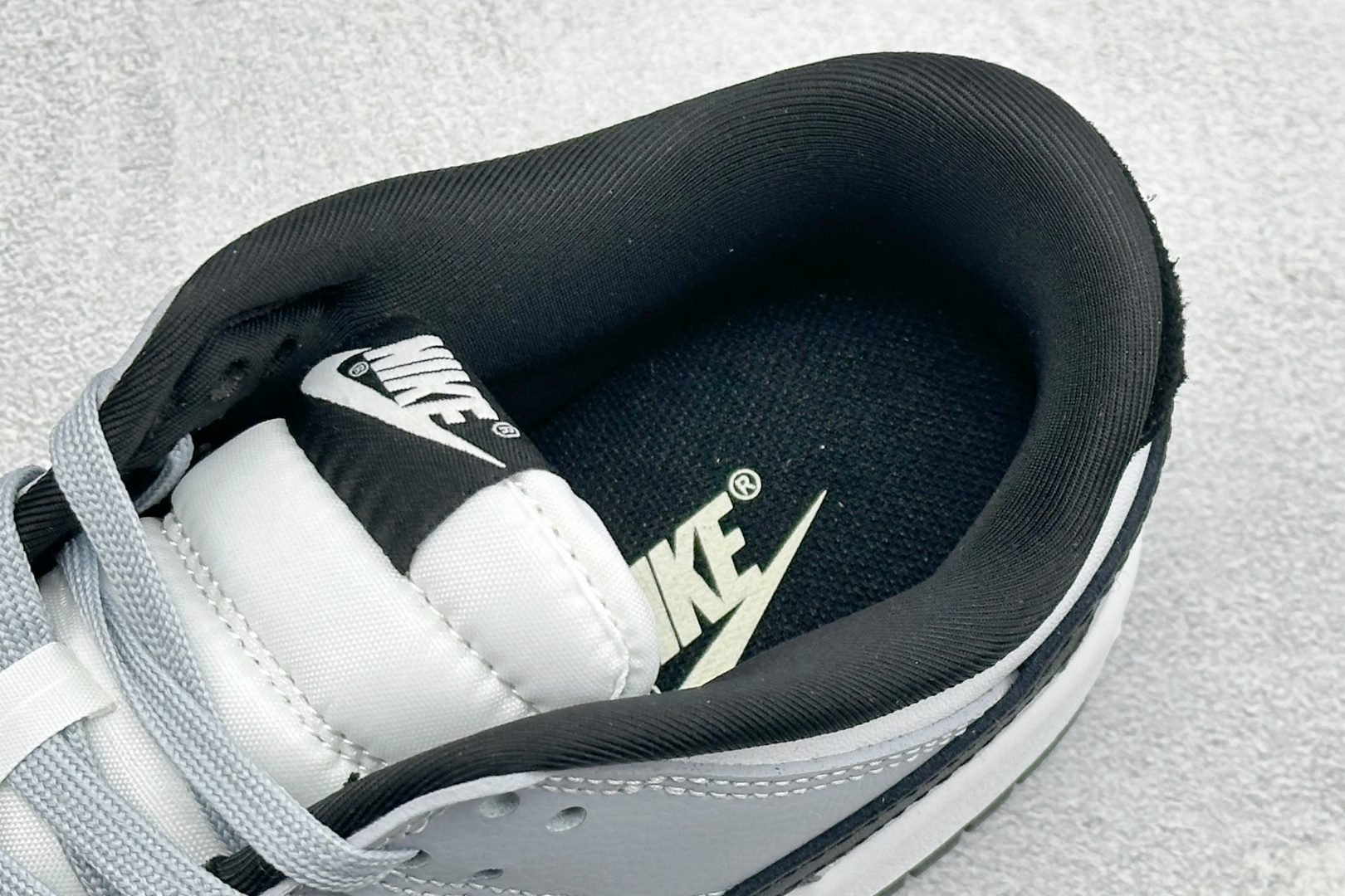 海外高端定制限量发售！Stüssy x Nike Dunk Low 联名款「烟灰熊猫」重磅登场！把街头基