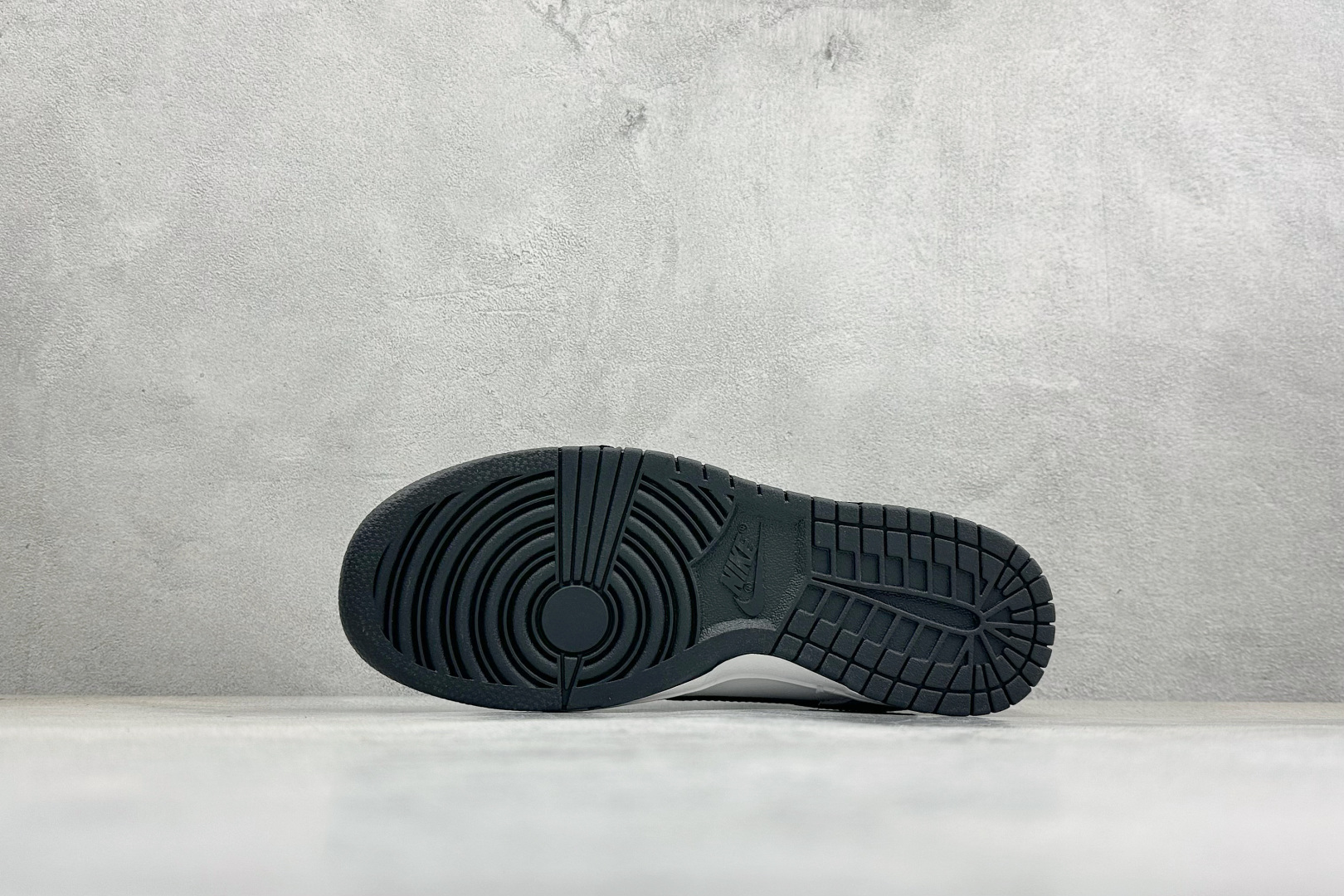 海外高端定制限量发售！Stüssy x Nike Dunk Low 联名款「烟灰熊猫」重磅登场！把街头基