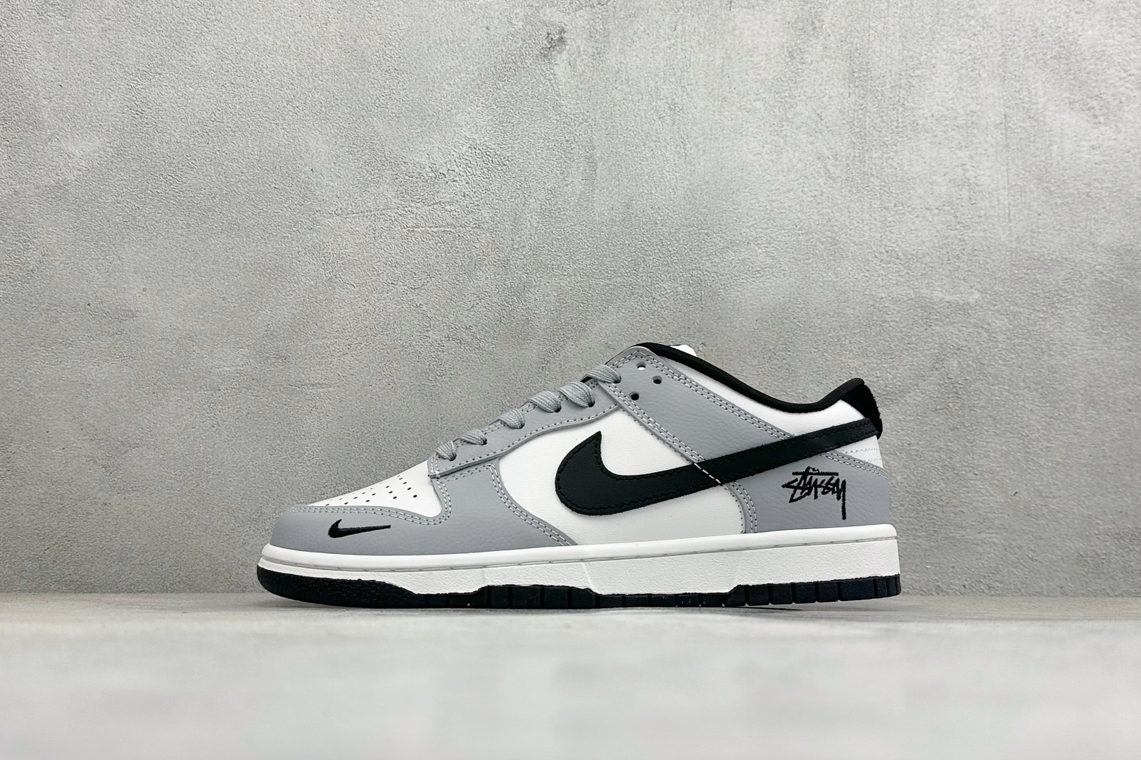 海外高端定制限量发售！Stüssy x Nike Dunk Low 联名款「烟灰熊猫」重磅登场！把街头基
