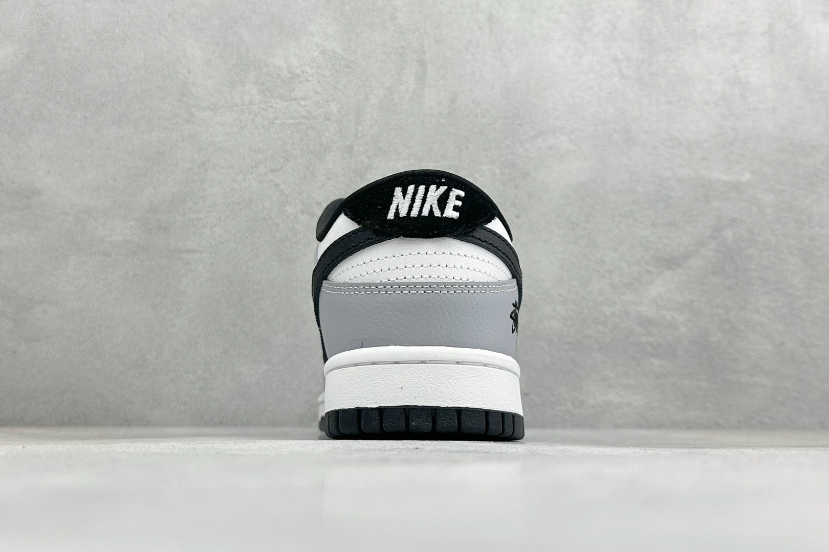 海外高端定制限量发售！Stüssy x Nike Dunk Low 联名款「烟灰熊猫」重磅登场！把街头基