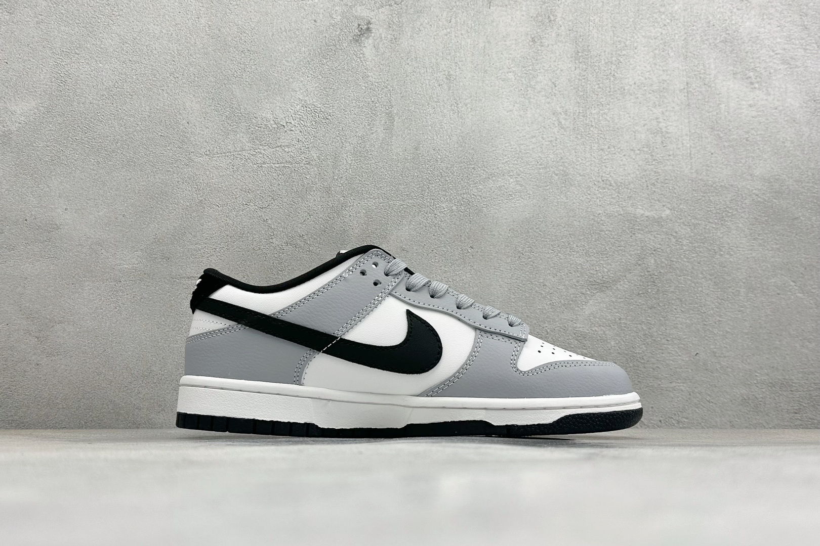 海外高端定制限量发售！Stüssy x Nike Dunk Low 联名款「烟灰熊猫」重磅登场！把街头基