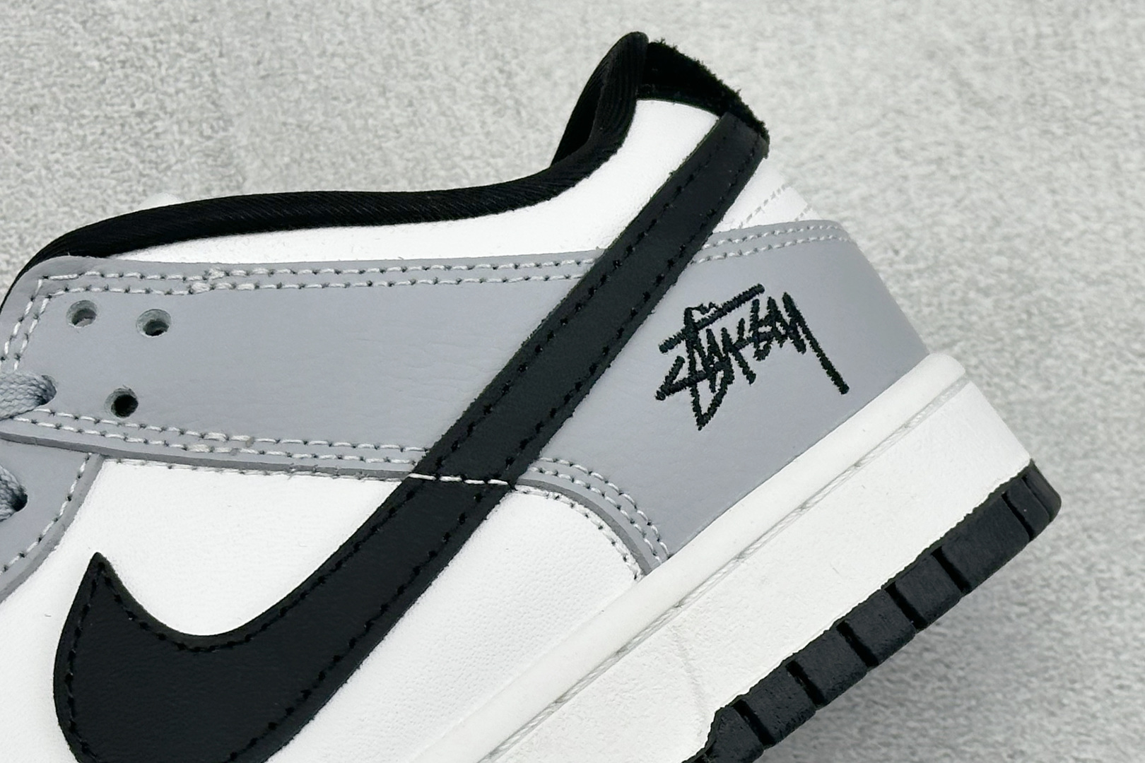 海外高端定制限量发售！Stüssy x Nike Dunk Low 联名款「烟灰熊猫」重磅登场！把街头基