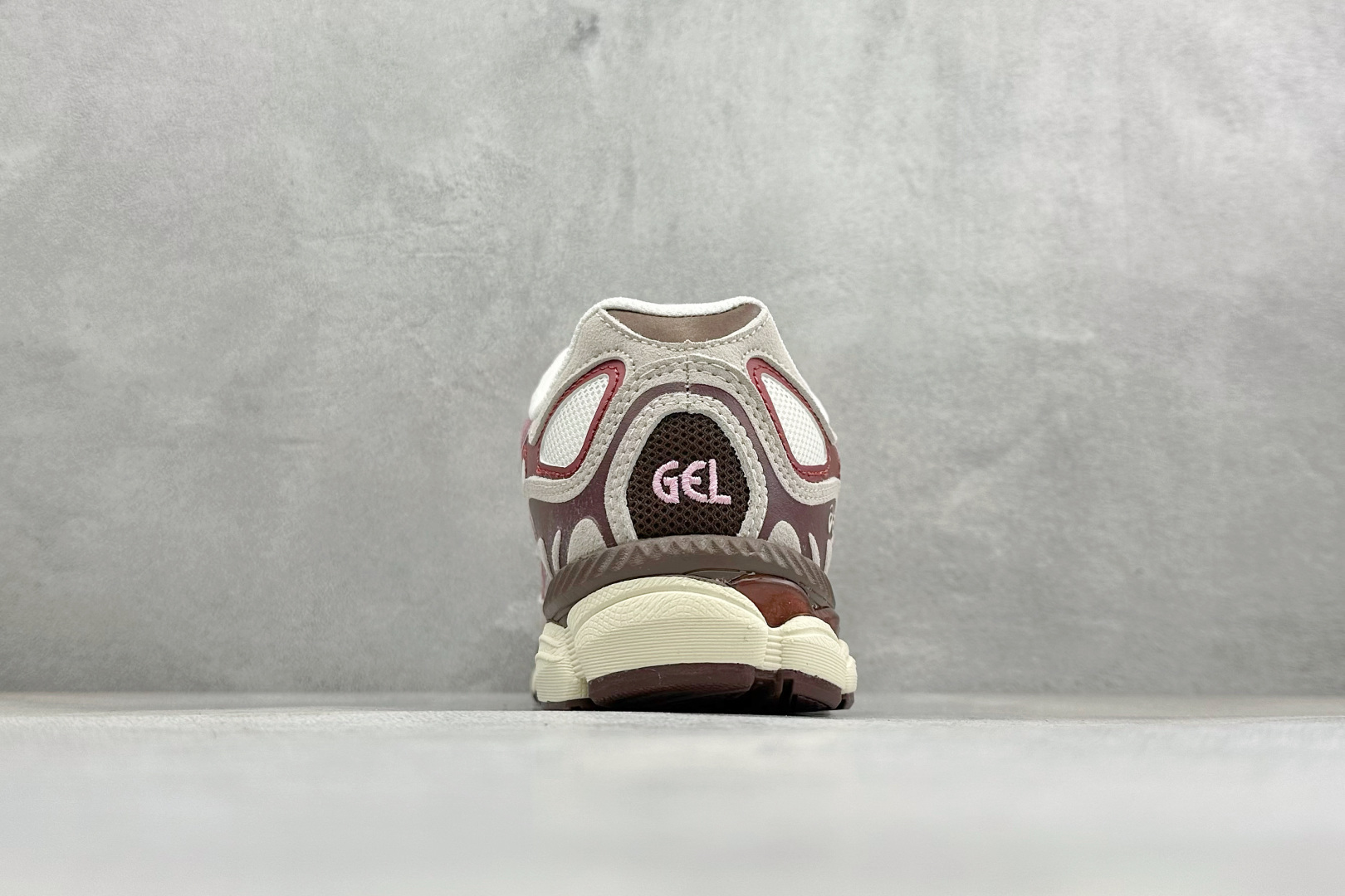 Asics Gel-NYC 亚瑟士运动休闲透气专业跑鞋 鞋面采用反绒皮与网布拼接 透气舒适兼具休闲时尚 