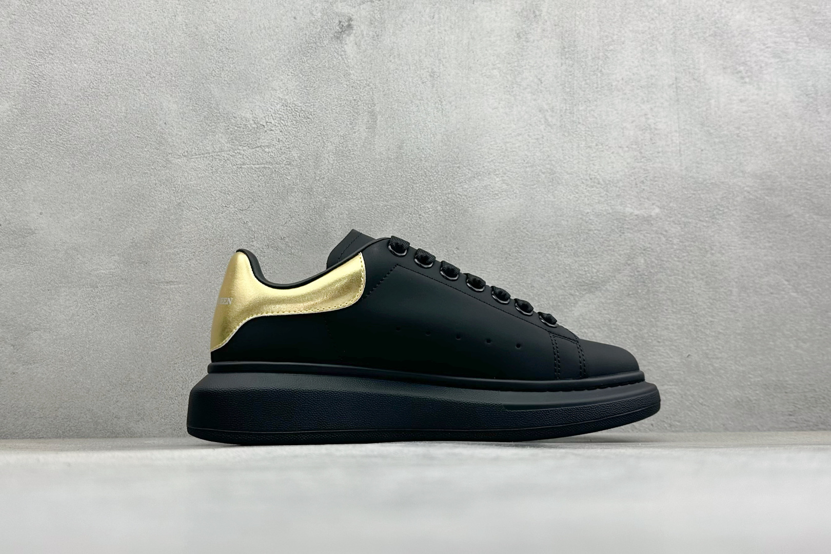 240 Alexander McQueen 亚历山大麦昆小白鞋