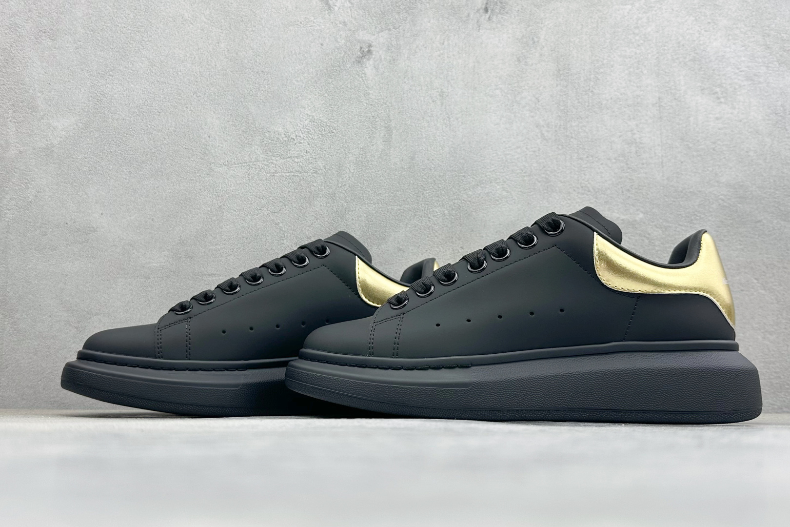 240 Alexander McQueen 亚历山大麦昆小白鞋