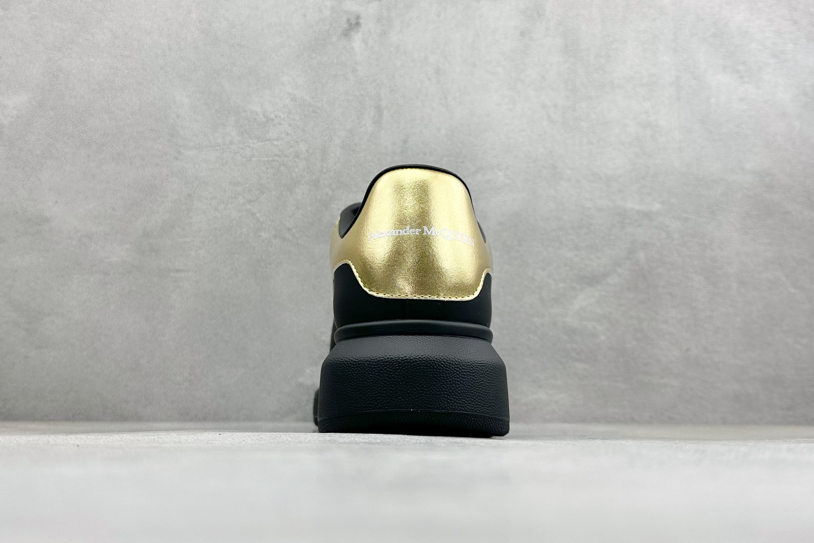 240 Alexander McQueen 亚历山大麦昆小白鞋