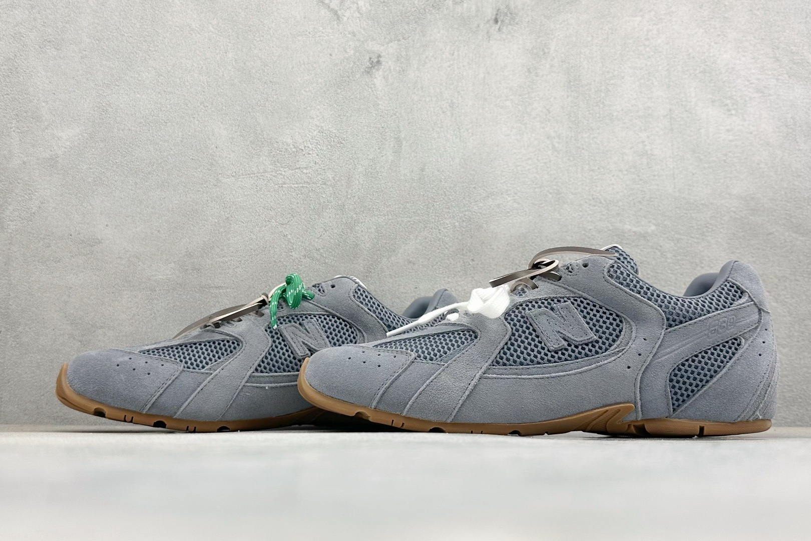 350 Miu Miu缪缪 x New Balance NB530 银色联名复古运动休闲阿甘德训鞋-Chinese UA Cheap High Quatity Brand Clothes Bags handbags Sneakers wholesale wholesaler seller from China Factory suppliers Fashion Clothing Shoes best Quality Beautiful Price 350 Miu Miu缪缪 x New Balance NB530 银色联名复古运动休闲阿甘德训鞋