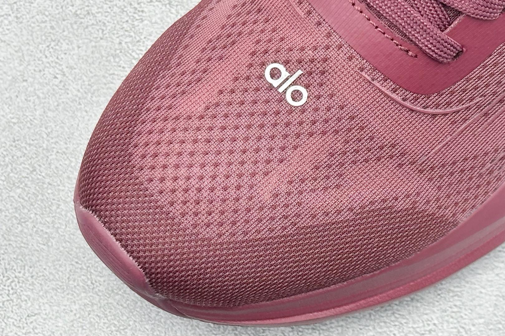 180 alo yoga Alo Runner 舒适百搭防滑透气 低帮跑步鞋 A0590U