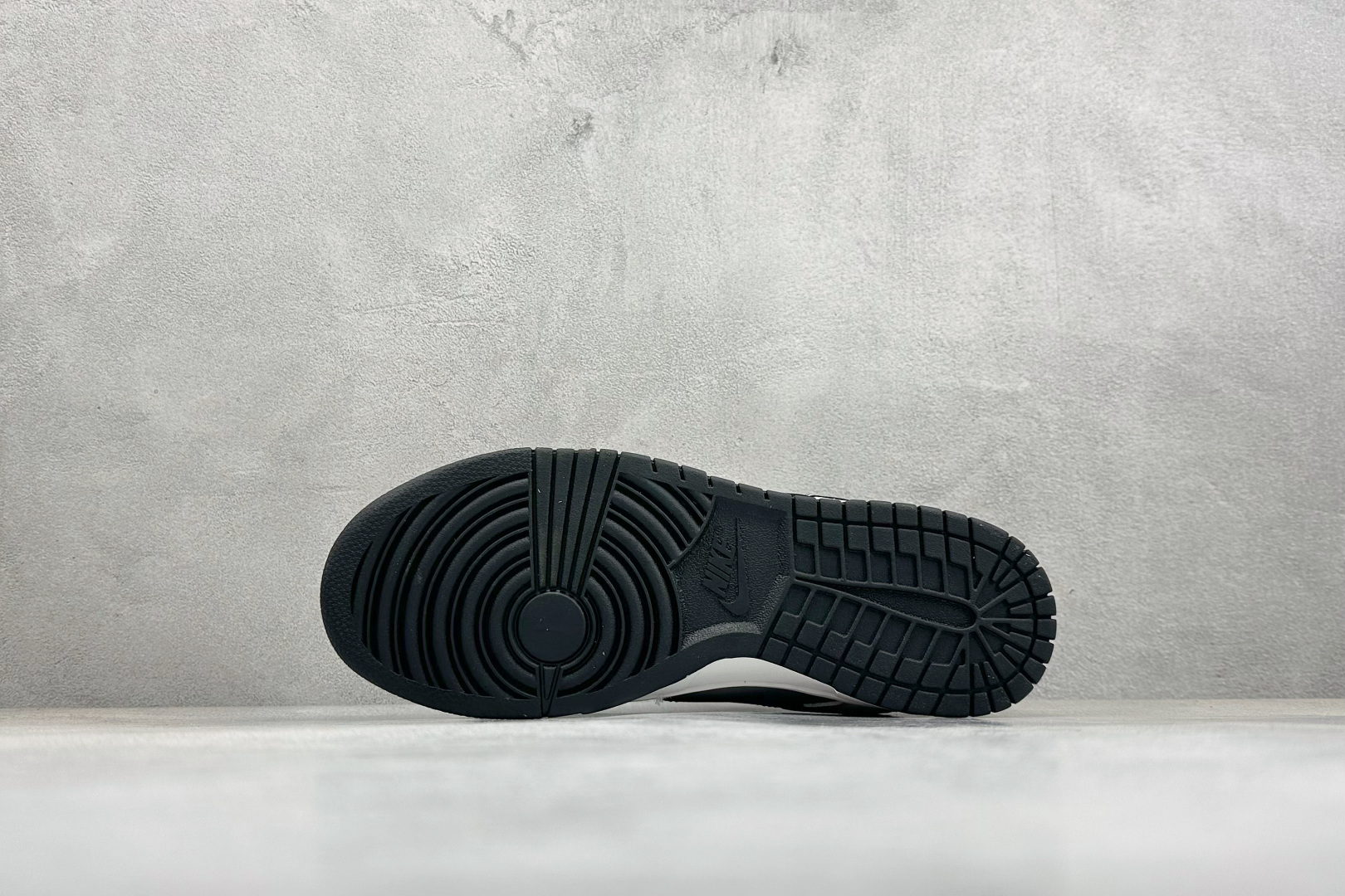 Nike Dunk Low 鬼脸涂鸦定制款 鞋身侧部大 Swoosh 采用黑色皮革呈现 XD6188-133-Top High Quatity Cheap Sneakers Fashion Clothing Clothes Bags handbags Shoes of all Brand wholesale With The best Quality And Beautiful Price from China Factory Chinese suppliers wholesaler seller Nike Dunk Low 鬼脸涂鸦定制款 鞋身侧部大 Swoosh 采用黑色皮革呈现 XD6188-133