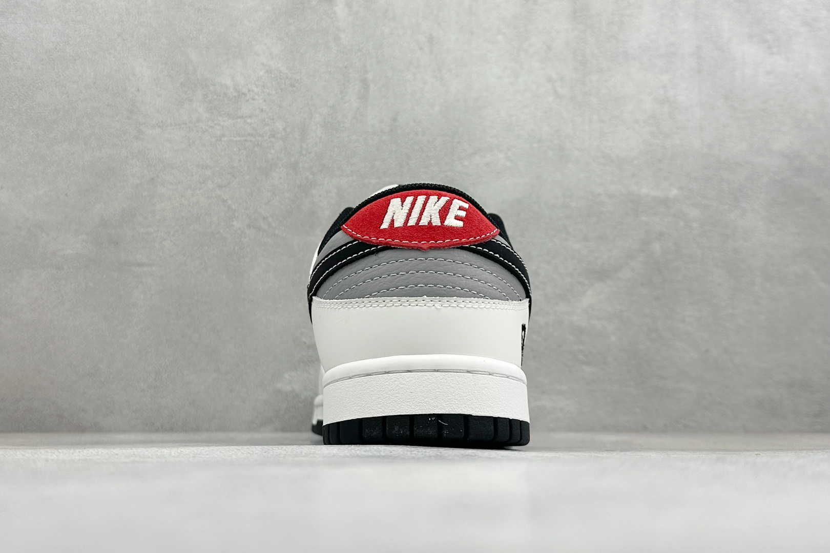 Nike Dunk Low 鬼脸涂鸦定制款 鞋身侧部大 Swoosh 采用黑色皮革呈现 XD6188-133-Top High Quatity Cheap Sneakers Fashion Clothing Clothes Bags handbags Shoes of all Brand wholesale With The best Quality And Beautiful Price from China Factory Chinese suppliers wholesaler seller Nike Dunk Low 鬼脸涂鸦定制款 鞋身侧部大 Swoosh 采用黑色皮革呈现 XD6188-133