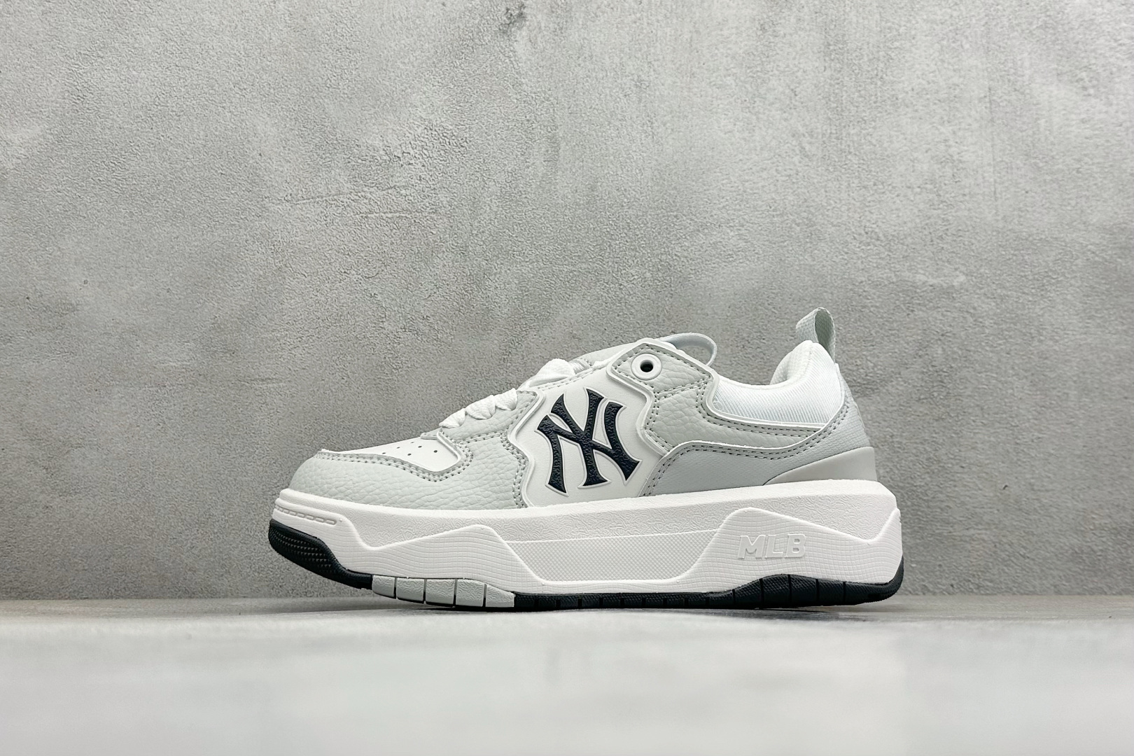 170 NY MLB Chunky Curve Liner 纽约洋基队 厚底休闲跑鞋 3ASXM096N-Chinese UA Cheap High Quatity Brand Clothes Bags handbags Sneakers wholesale wholesaler seller from China Factory suppliers Fashion Clothing Shoes best Quality Beautiful Price 170 NY MLB Chunky Curve Liner 纽约洋基队 厚底休闲跑鞋 3ASXM096N