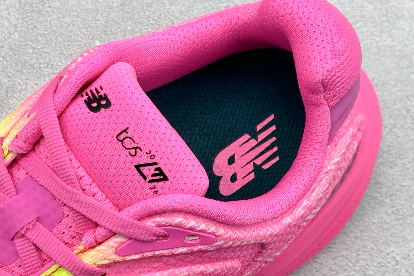 NEW BALANCE 1080 缓震运动鞋NB透气休闲鞋DETAIL INFO可靠的舒适性和高性能相结