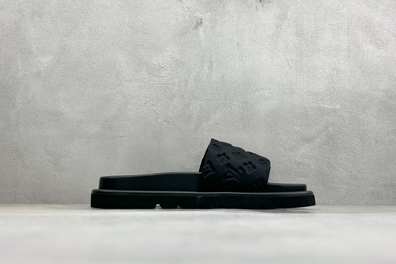 210 LOUIS VUITTON Pool Pillow Comfort 牛仔布 圆头平底 一字拖鞋