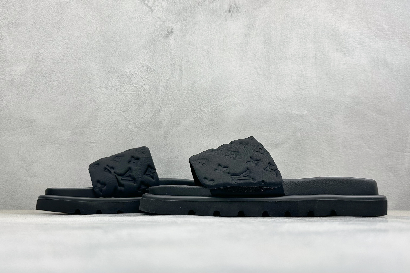 210 LOUIS VUITTON Pool Pillow Comfort 牛仔布 圆头平底 一字拖鞋