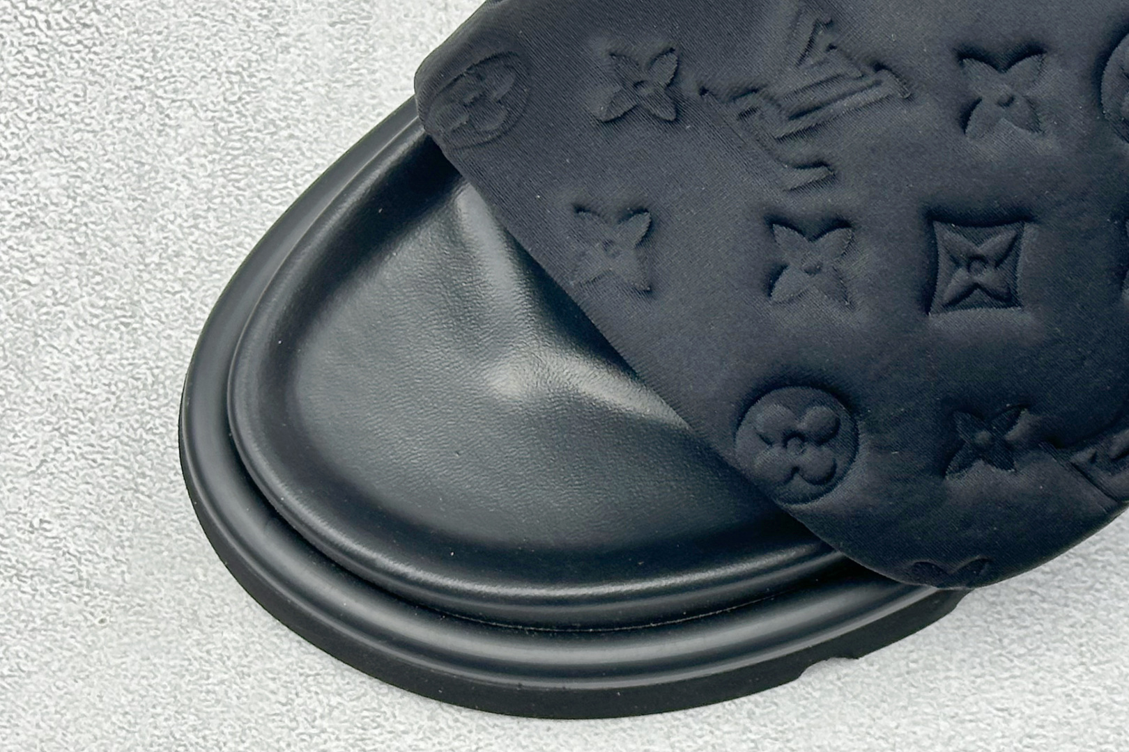 210 LOUIS VUITTON Pool Pillow Comfort 牛仔布 圆头平底 一字拖鞋