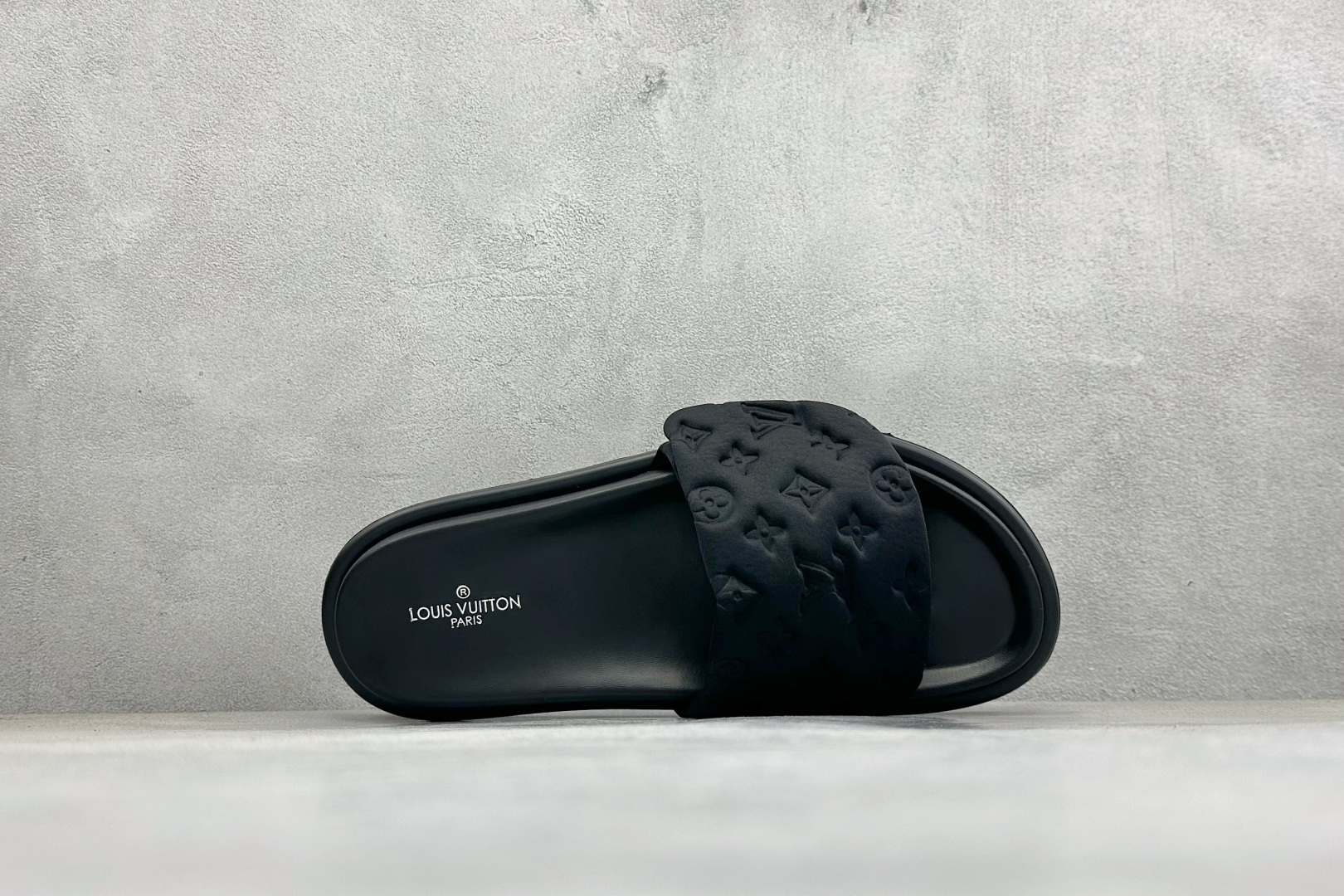 210 LOUIS VUITTON Pool Pillow Comfort 牛仔布 圆头平底 一字拖鞋