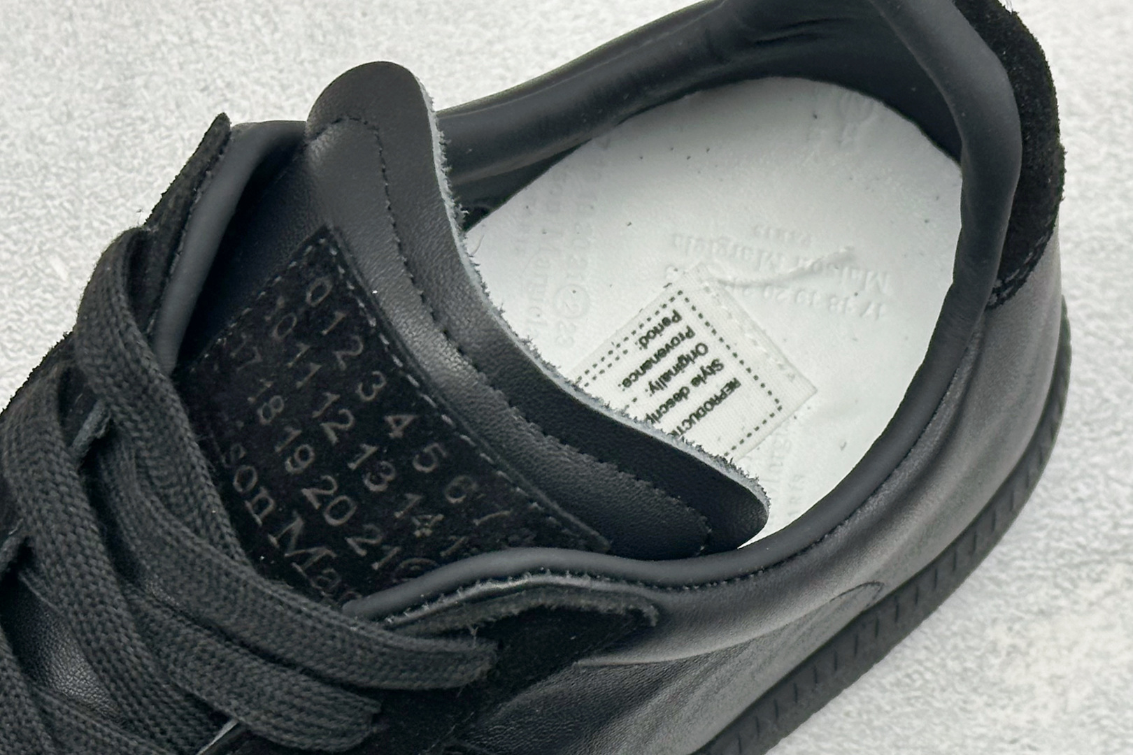 360 马丁·马吉拉/Maison Margiela 22 Classic Replica Leather Low Sneaker 系列低帮经典绅士德训平底百搭小白板鞋“黑焦糖底