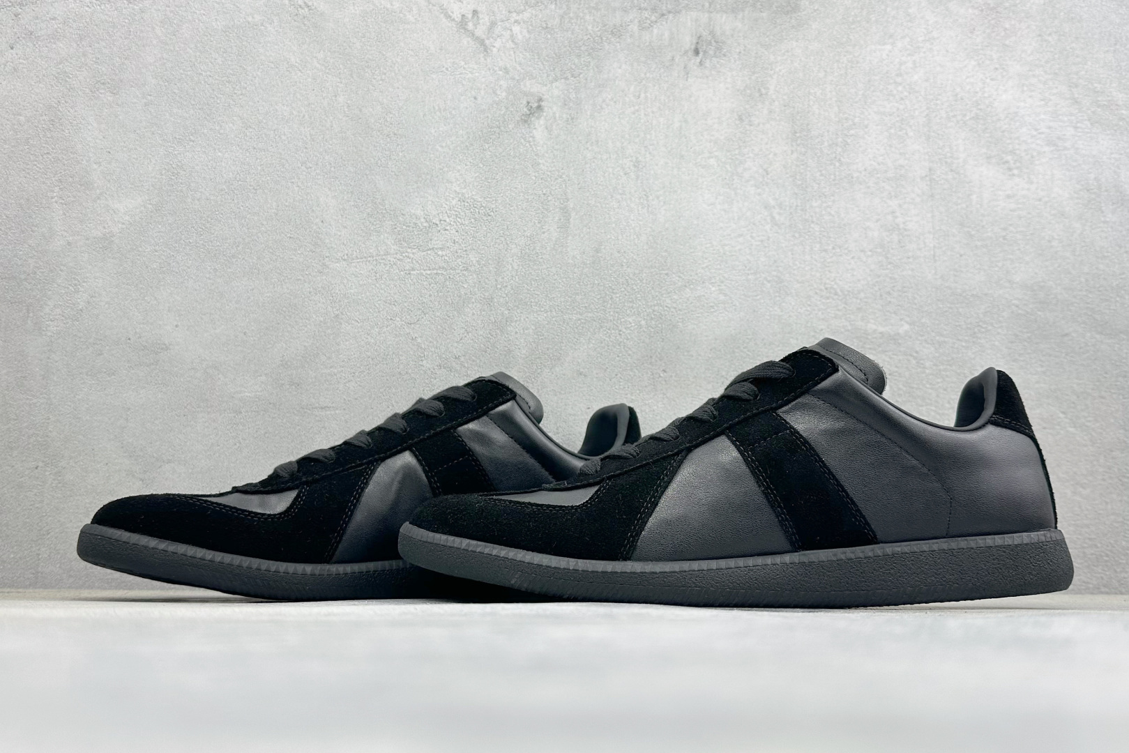 360 马丁·马吉拉/Maison Margiela 22 Classic Replica Leather Low Sneaker 系列低帮经典绅士德训平底百搭小白板鞋“黑焦糖底